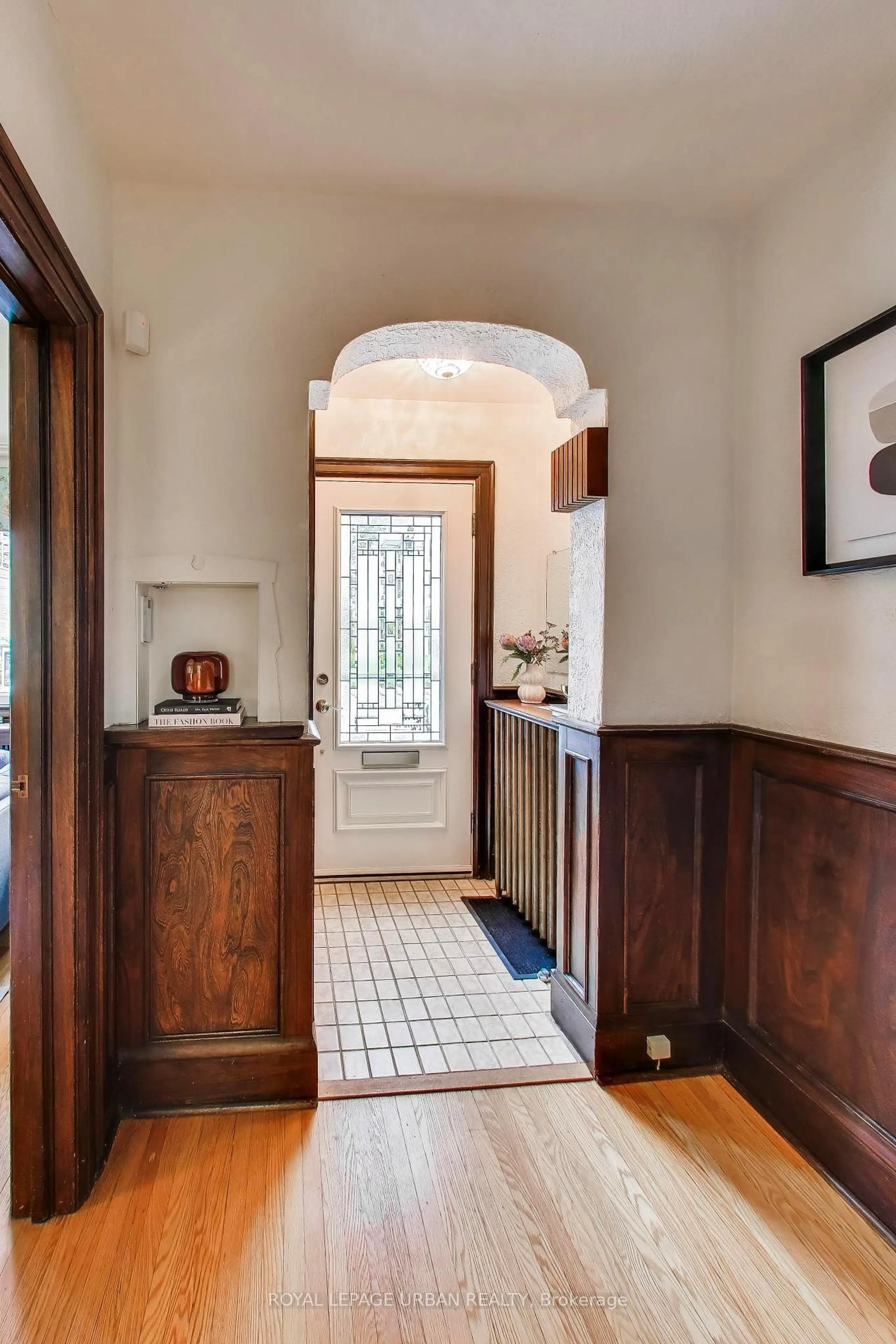 Indoor entryway for 176 Davisville Ave, Toronto Ontario M4S 1E8