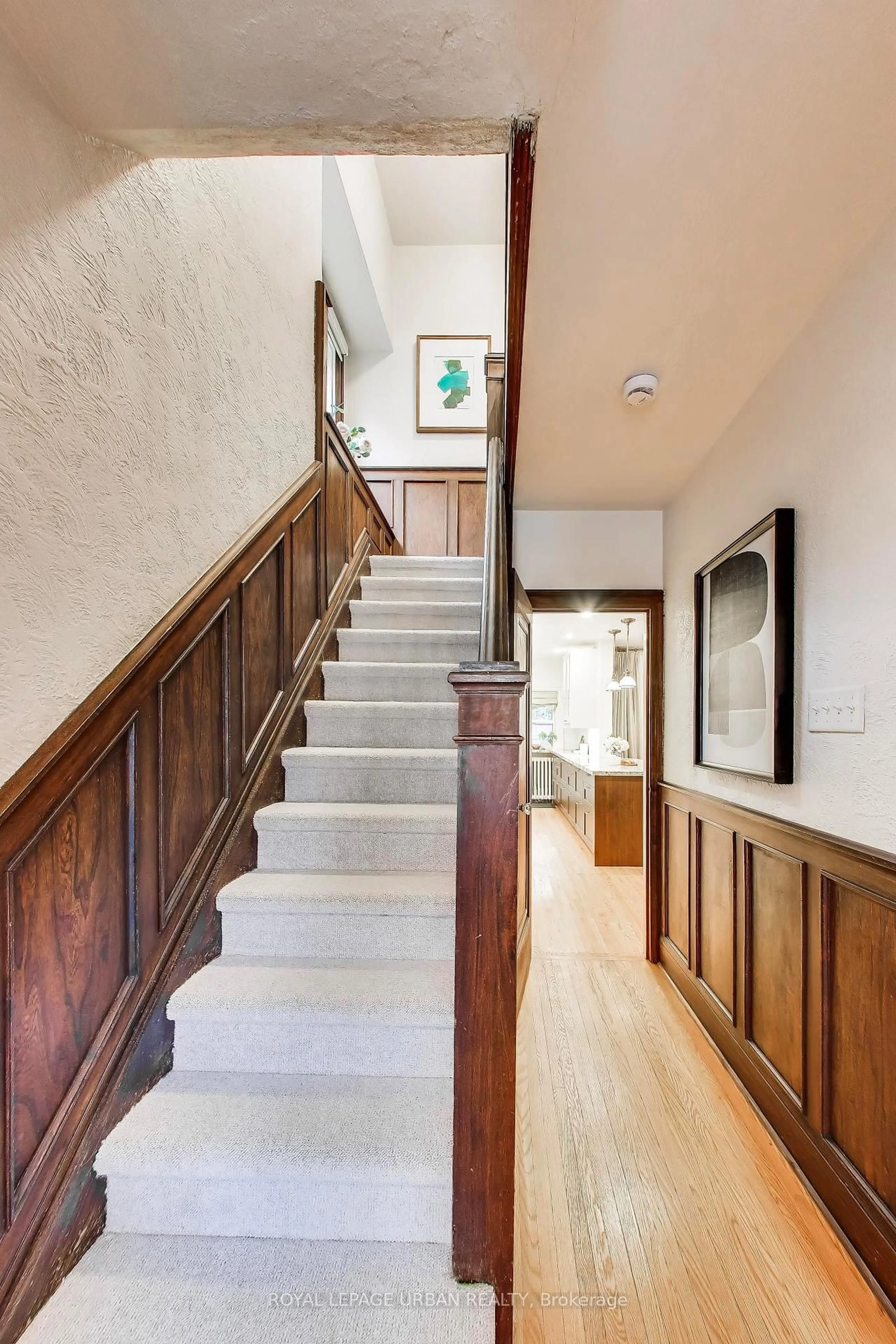 Stairs for 176 Davisville Ave, Toronto Ontario M4S 1E8