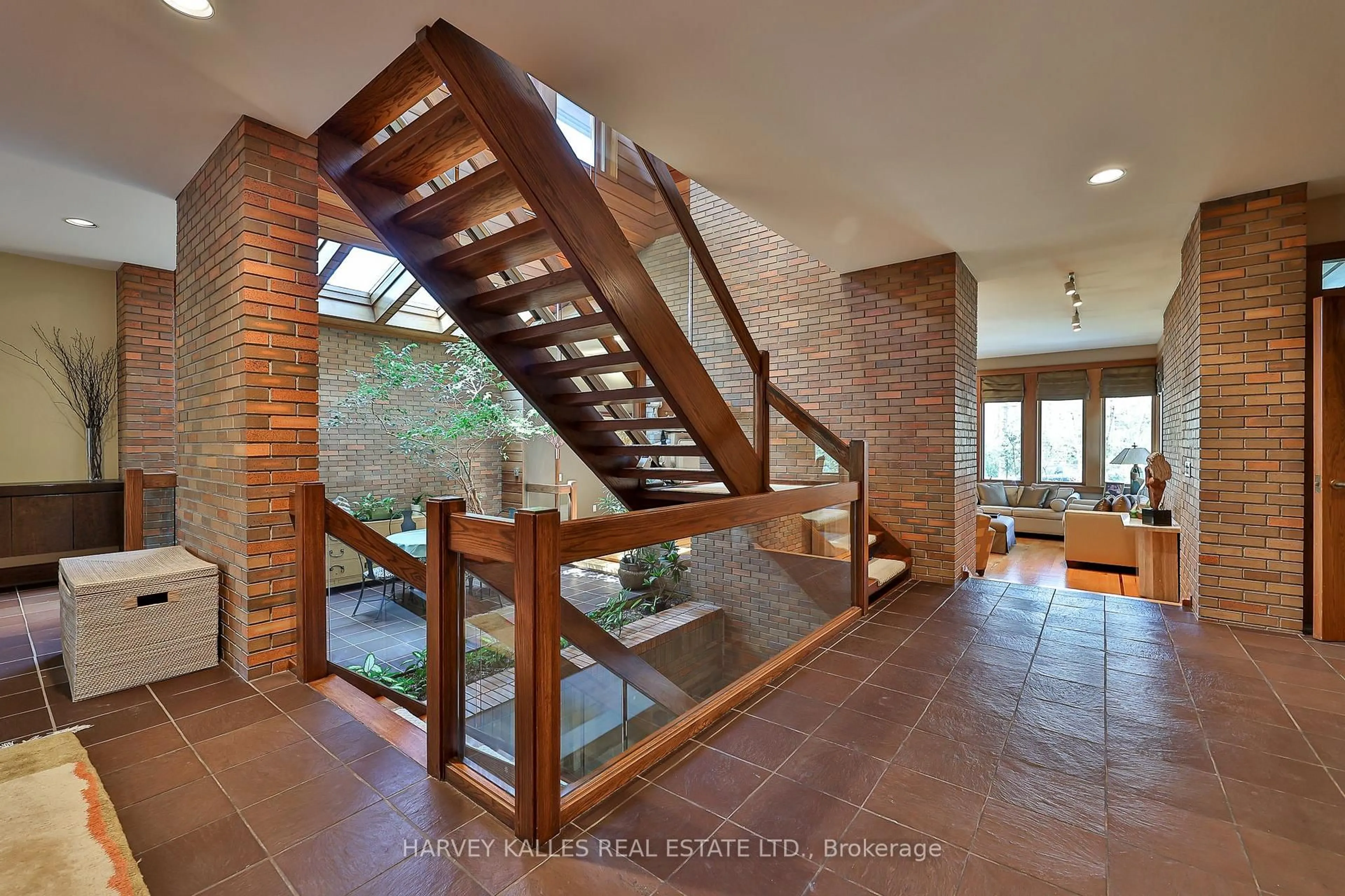 Indoor foyer for 223 Hillhurst Blvd, Toronto Ontario M5N 1P3