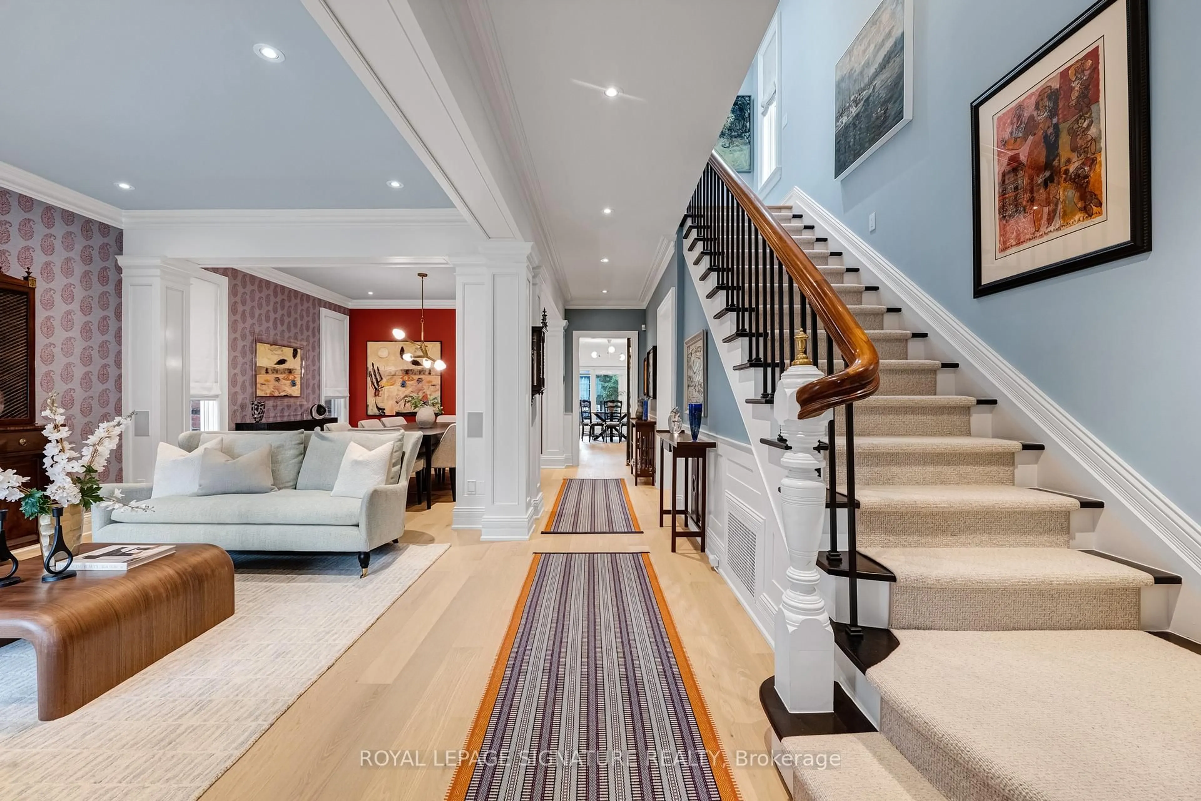 Indoor foyer for 46 Esgore Dr, Toronto Ontario M5M 3R4