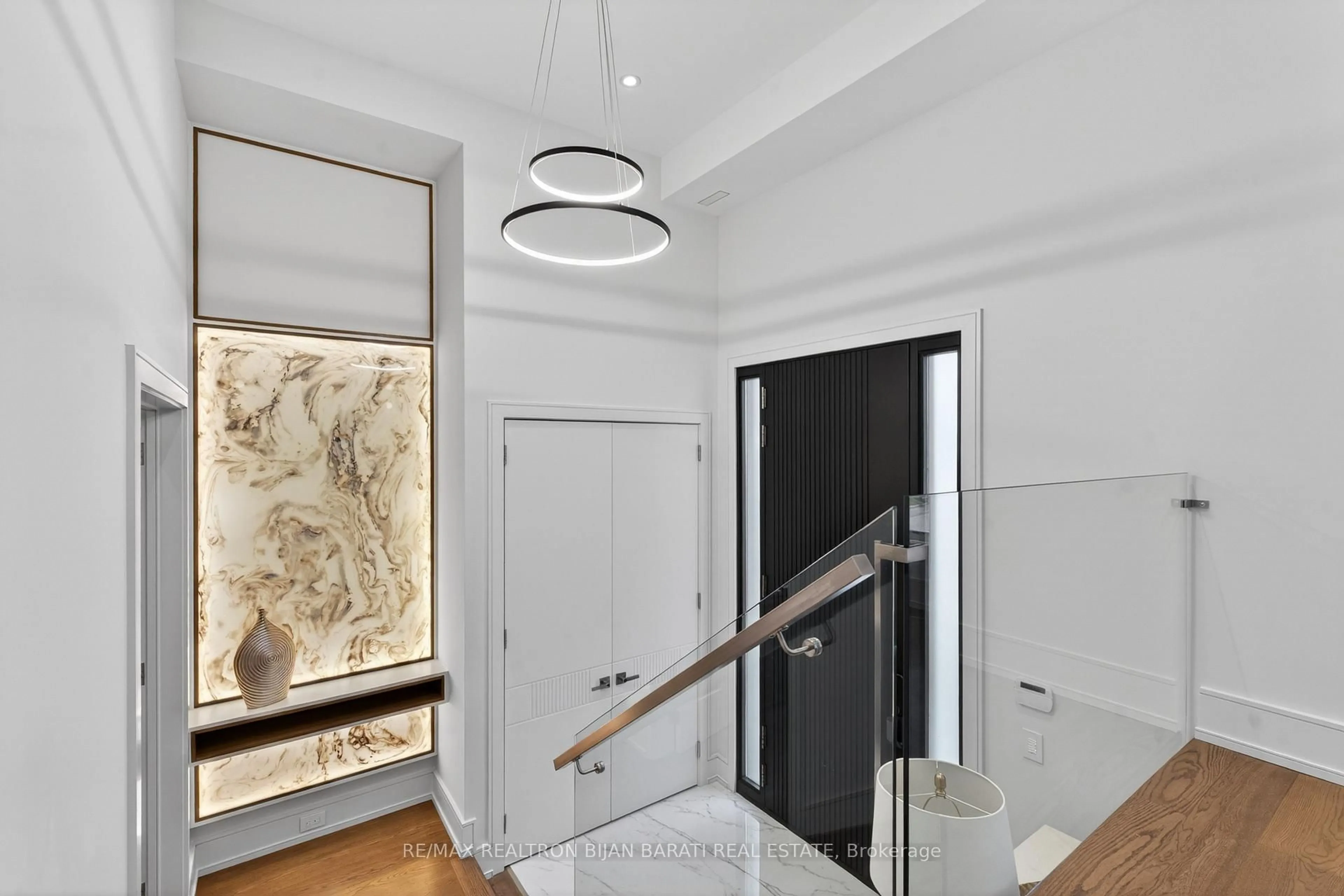 Indoor foyer for 23 Terrace Ave, Toronto Ontario M2R 1E8
