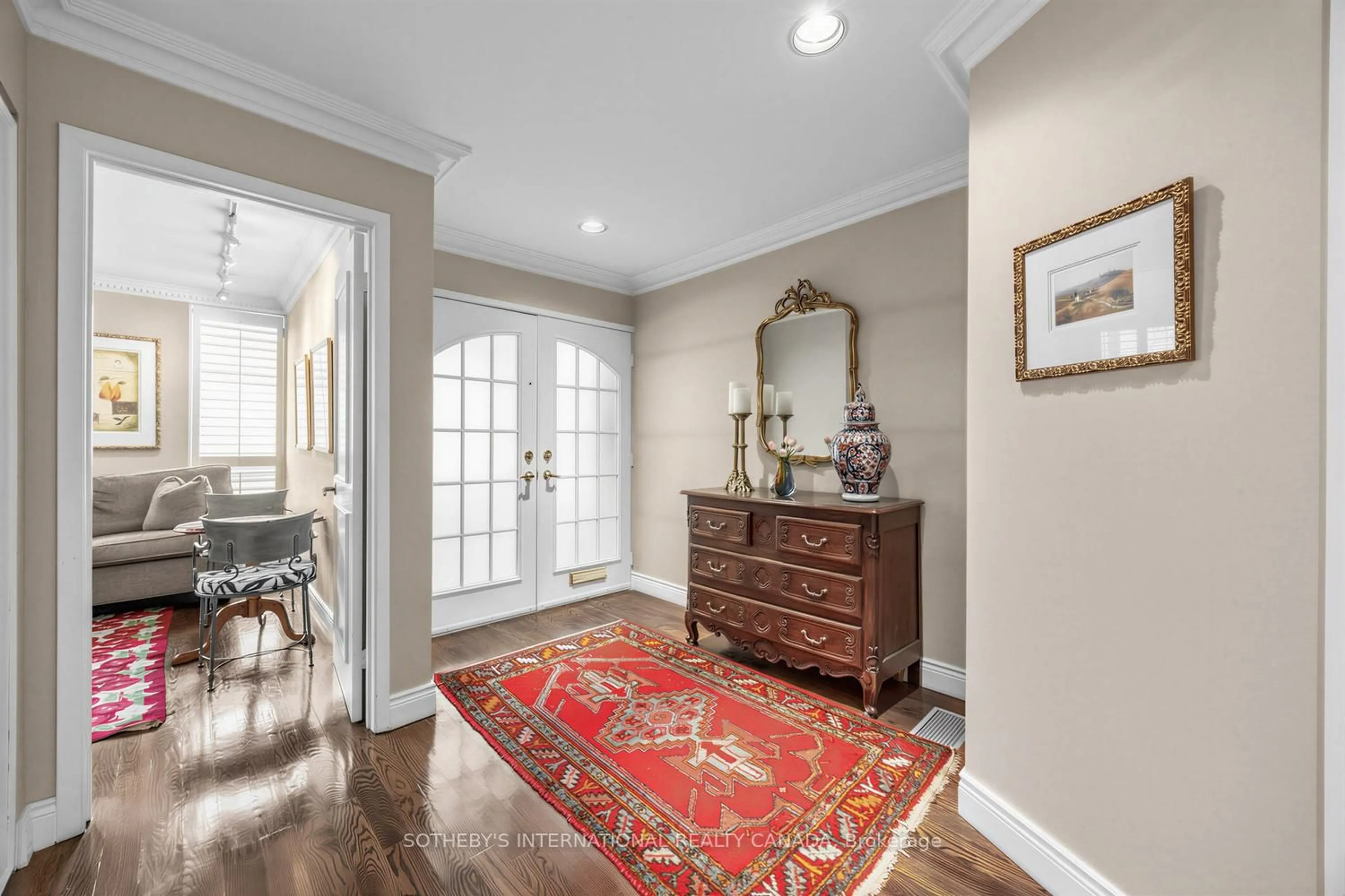 Indoor entryway for 473 Spadina Rd, Toronto Ontario M5P 2W6