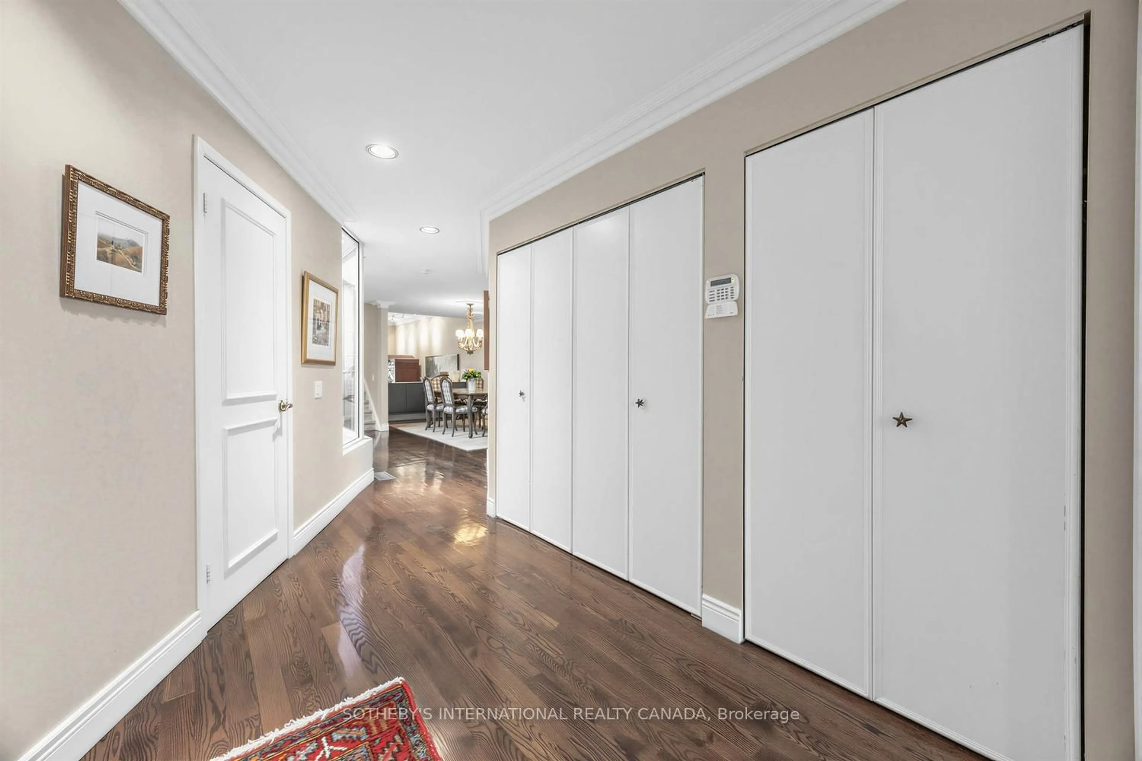 Indoor entryway for 473 Spadina Rd, Toronto Ontario M5P 2W6