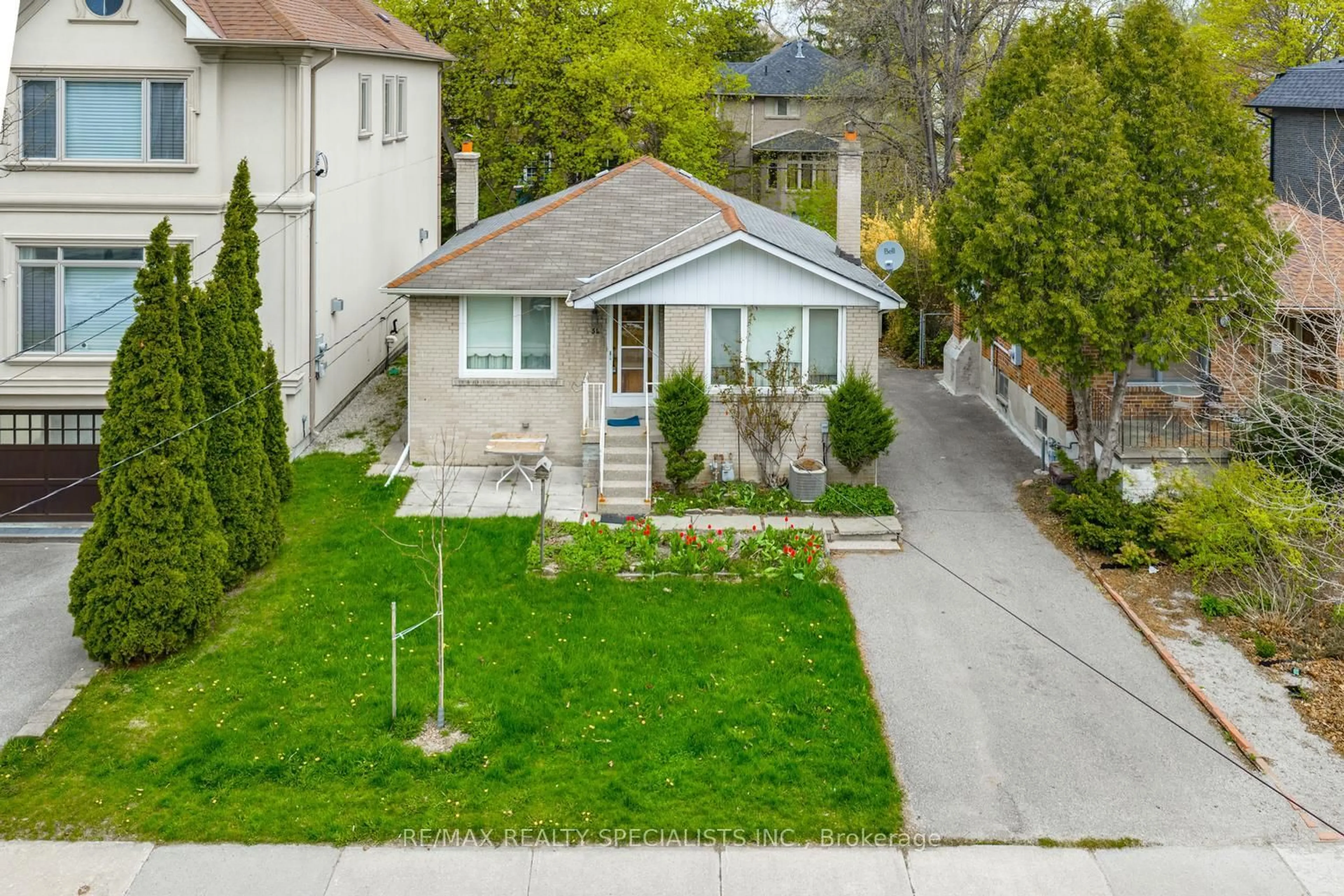 A pic from outside/outdoor area/front of a property/back of a property/a pic from drone, street for 54 Marmion Ave, Toronto Ontario M5M 1Y1