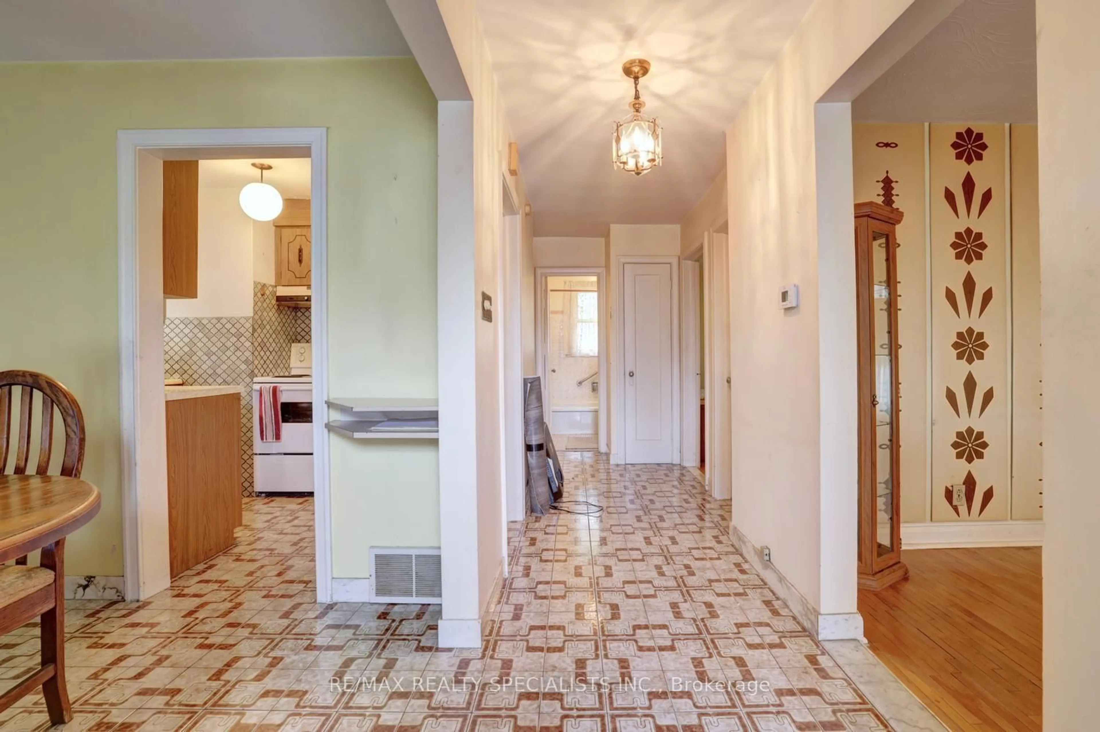 Indoor entryway for 54 Marmion Ave, Toronto Ontario M5M 1Y1