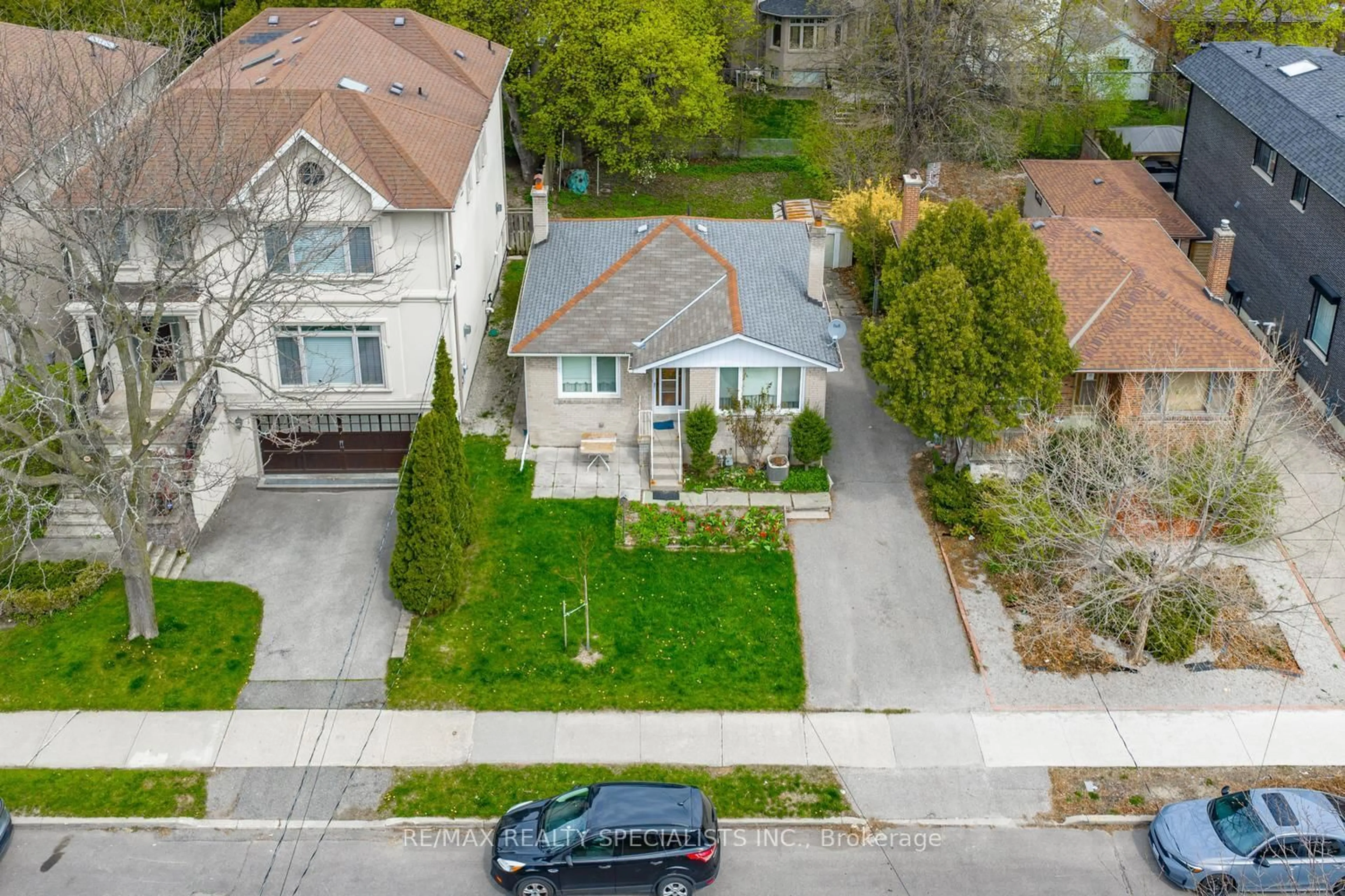 A pic from outside/outdoor area/front of a property/back of a property/a pic from drone, street for 54 Marmion Ave, Toronto Ontario M5M 1Y1