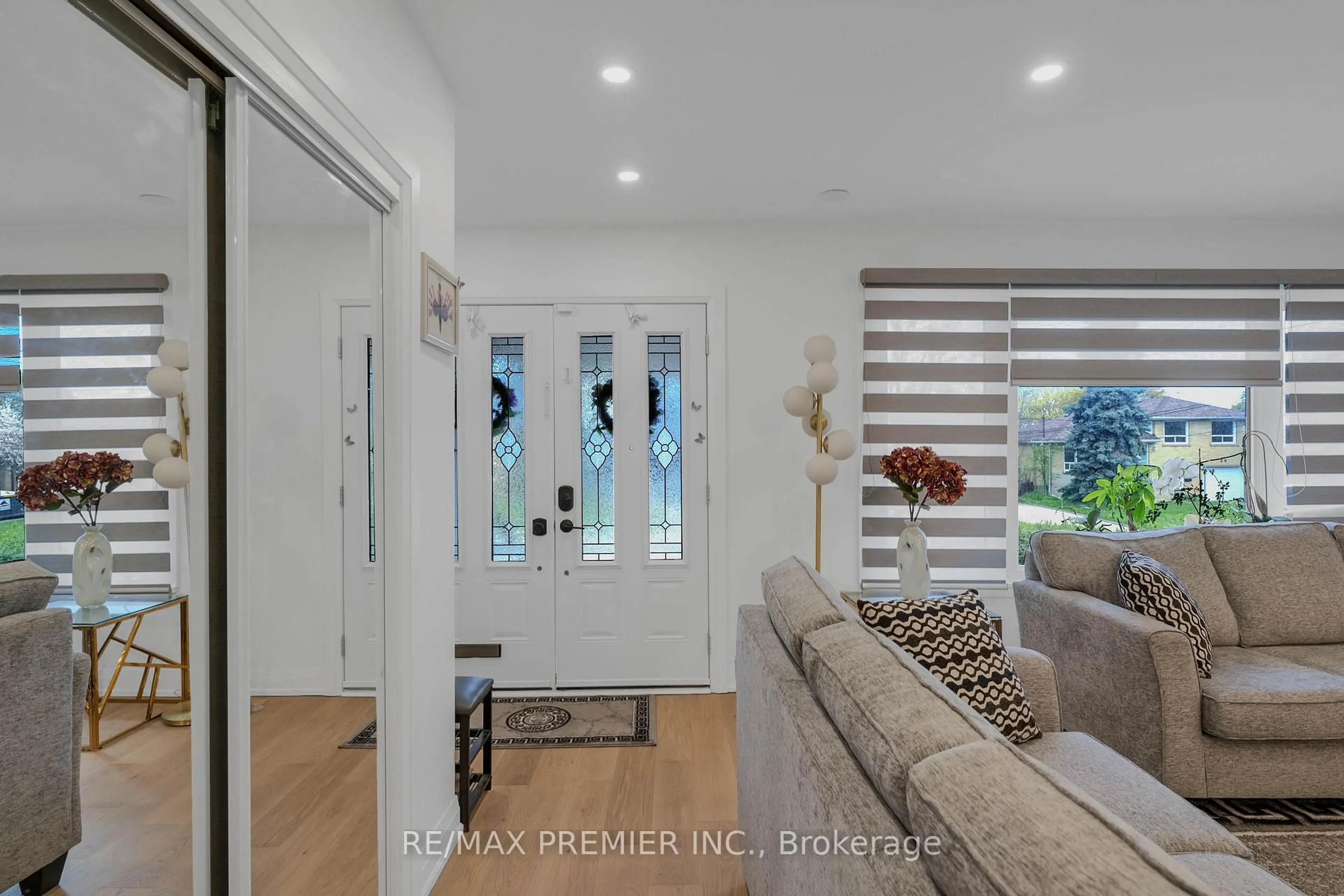 Indoor entryway for 51 Bowerbank Dr, Toronto Ontario M2M 1Z9