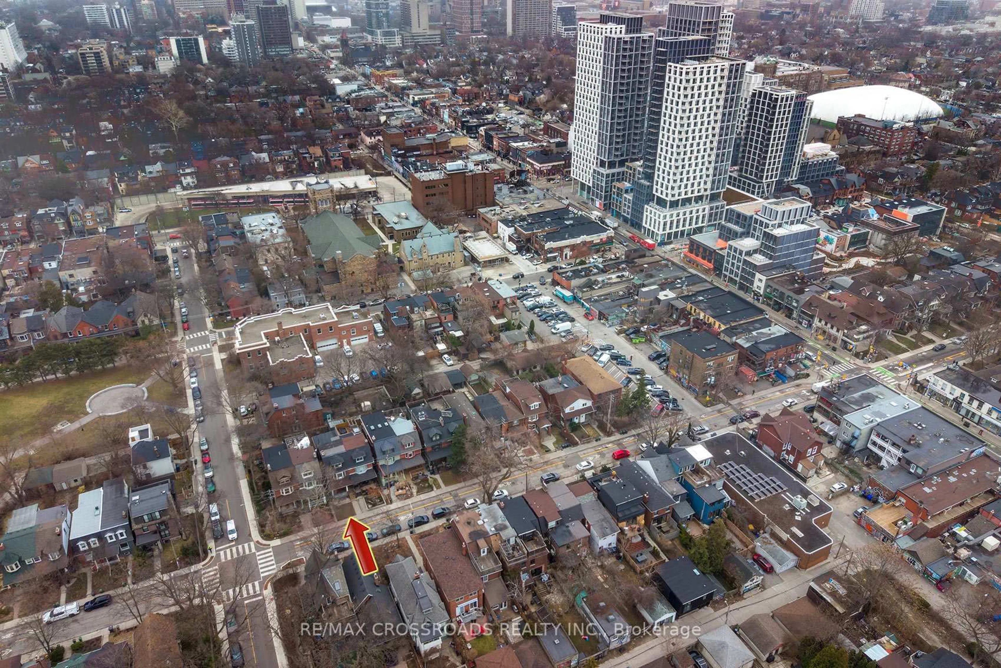 A pic from outside/outdoor area/front of a property/back of a property/a pic from drone, city buildings view from balcony for 587 Palmerston Ave, Toronto Ontario M6G 2R2