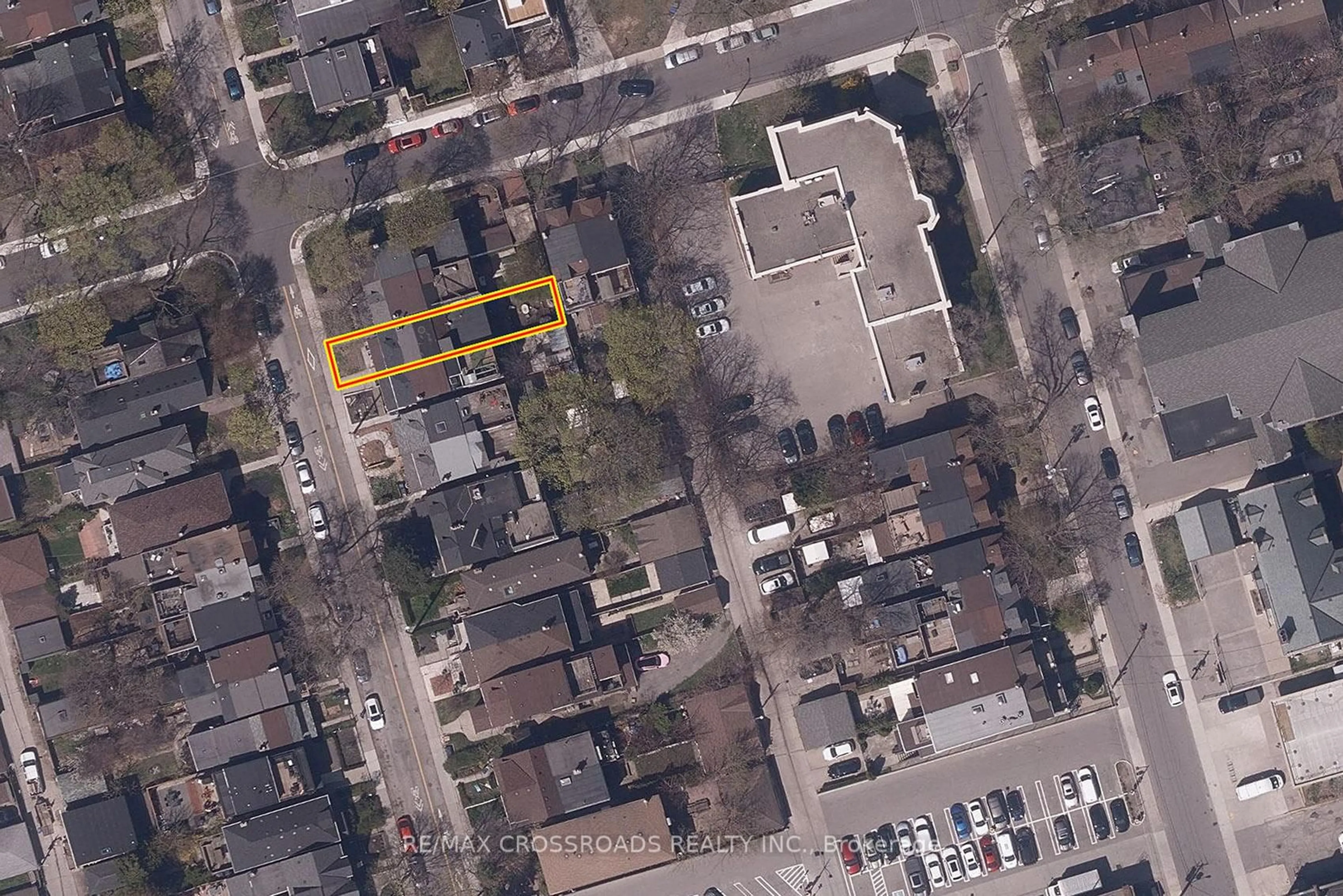 A pic from outside/outdoor area/front of a property/back of a property/a pic from drone, street for 587 Palmerston Ave, Toronto Ontario M6G 2R2