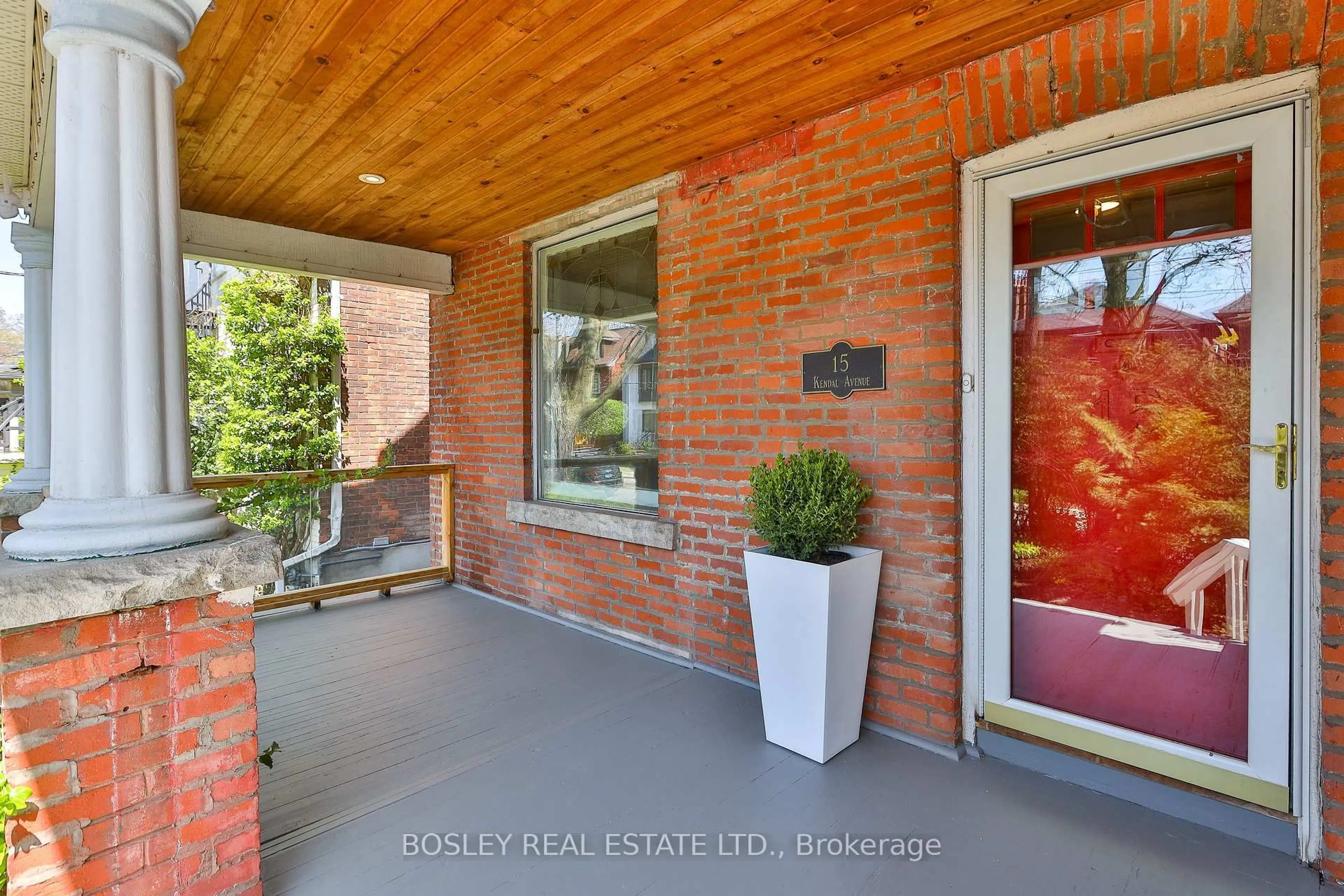 Indoor entryway for 15 Kendal Ave, Toronto Ontario M5R 1L5