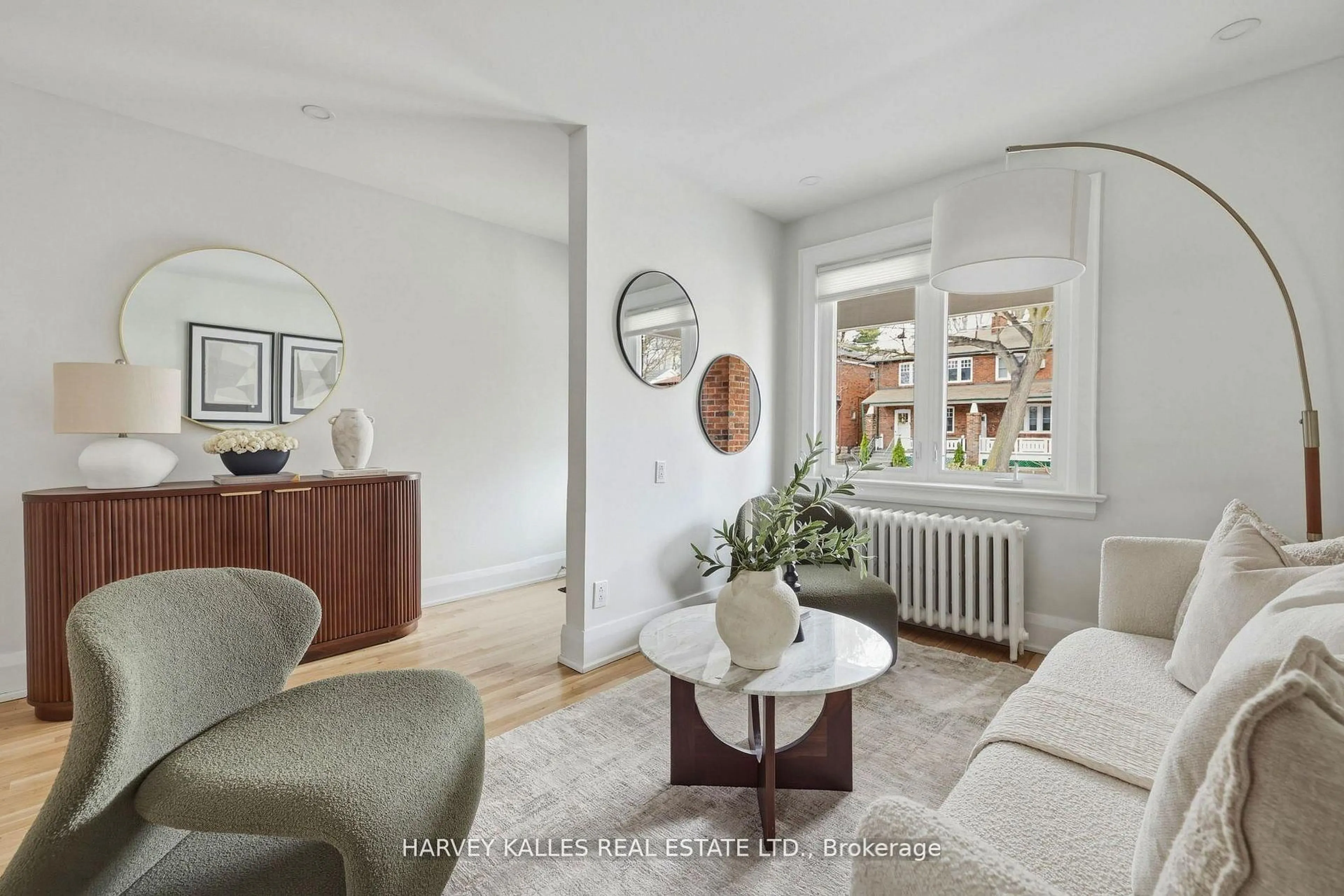 Living room with furniture, unknown for 683 Hillsdale Ave, Toronto Ontario M4S 1V4