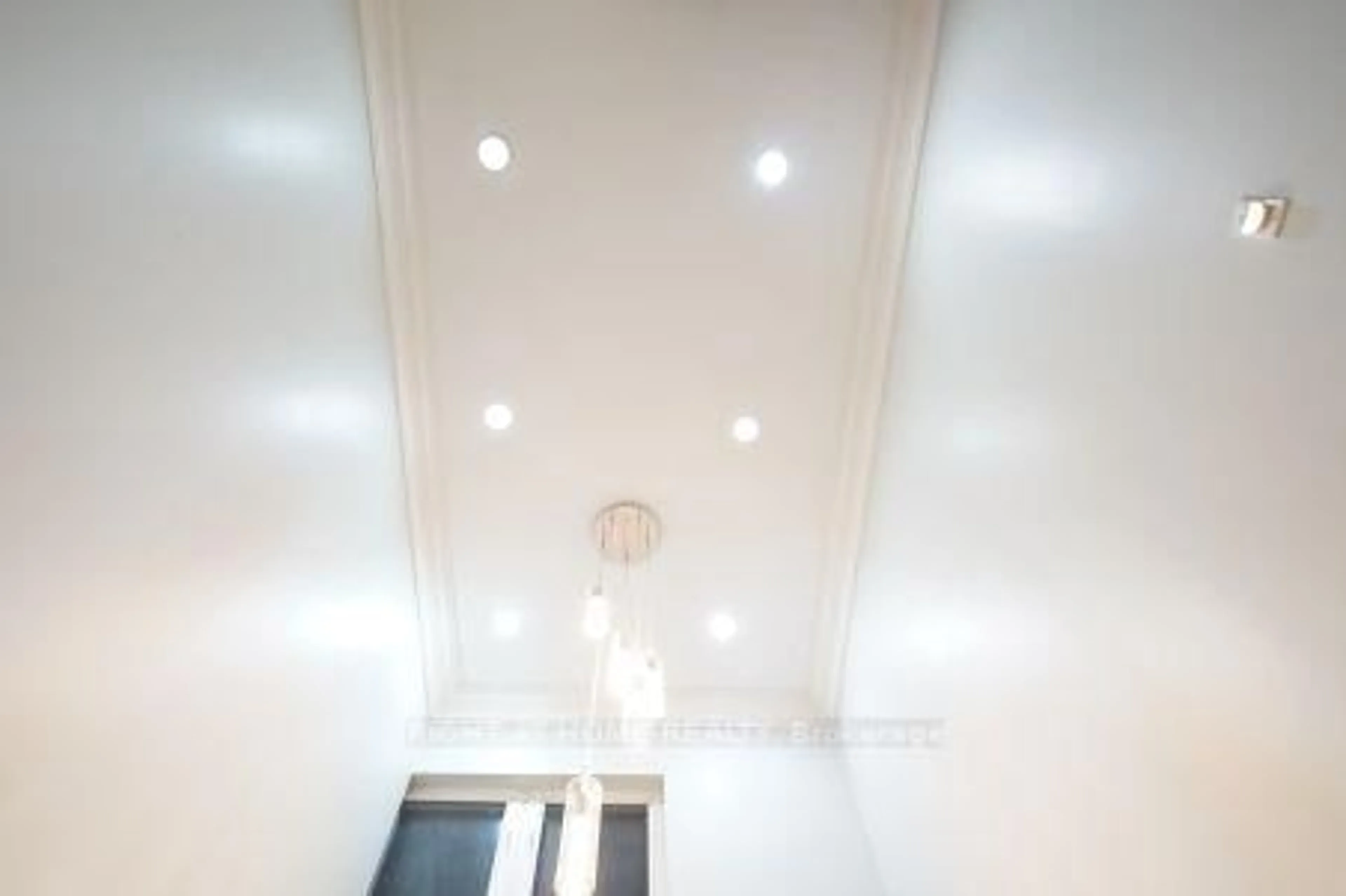 Indoor foyer for 18 Rusholme Rd, Toronto Ontario M6J 3H4