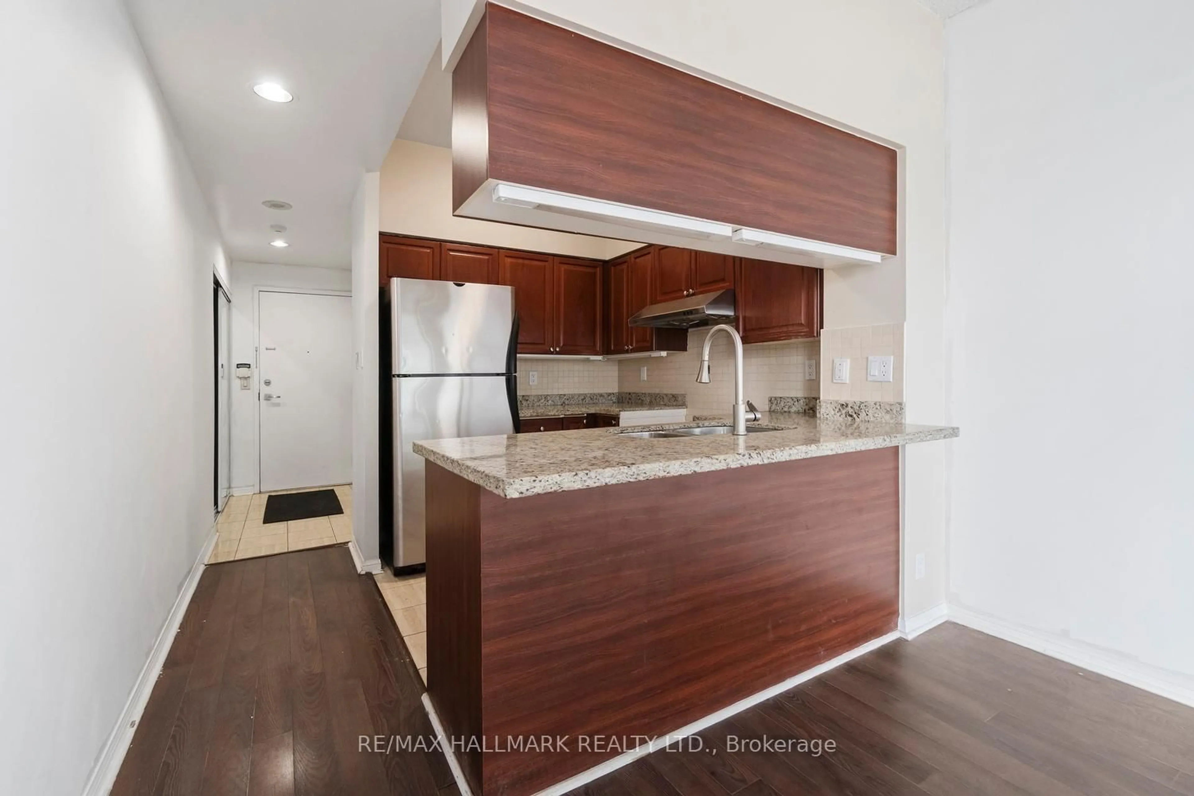 Standard kitchen, wood/laminate floor for 230 Queens Quay #1119, Toronto Ontario M5J 2Y7