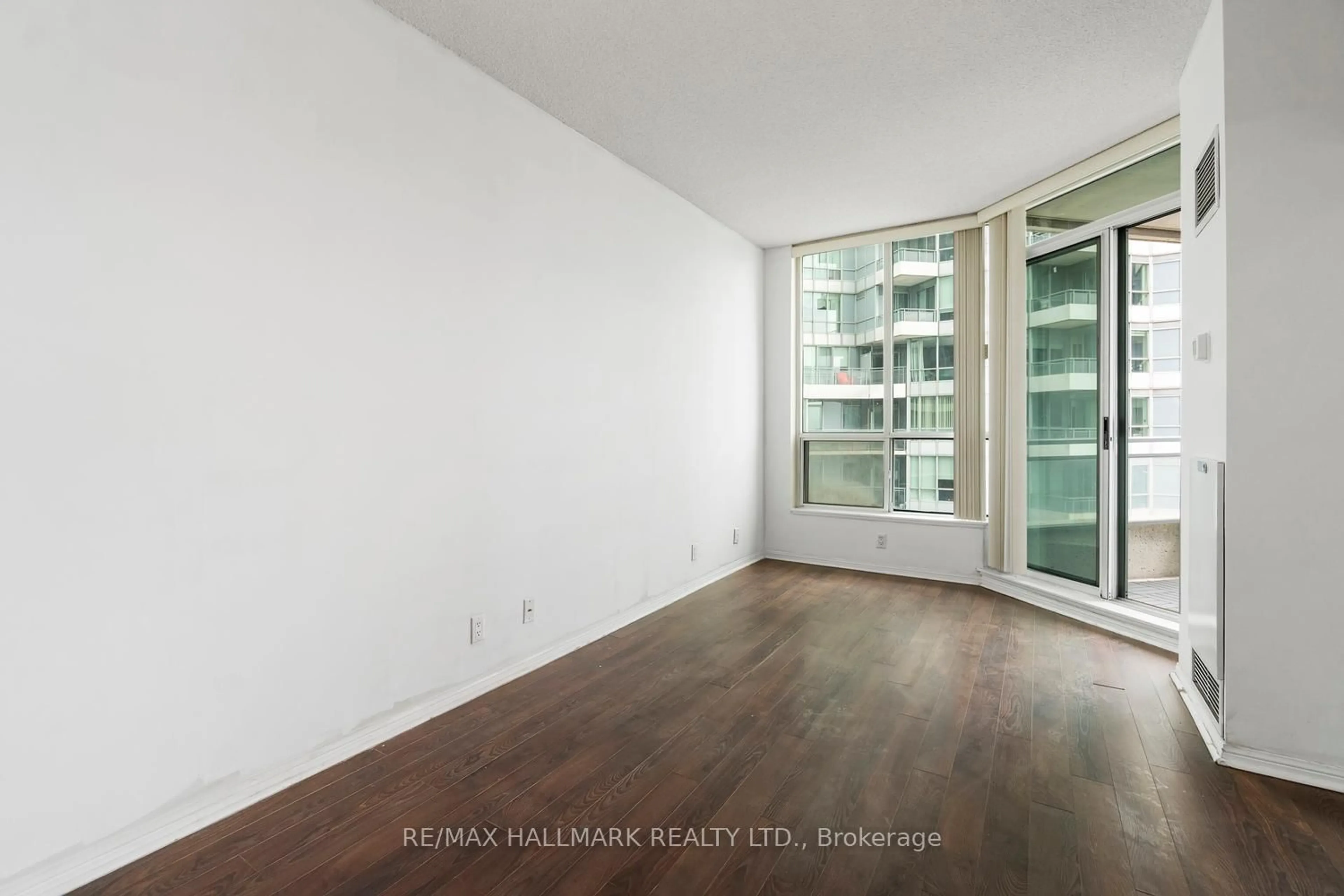 A pic of a room for 230 Queens Quay #1119, Toronto Ontario M5J 2Y7