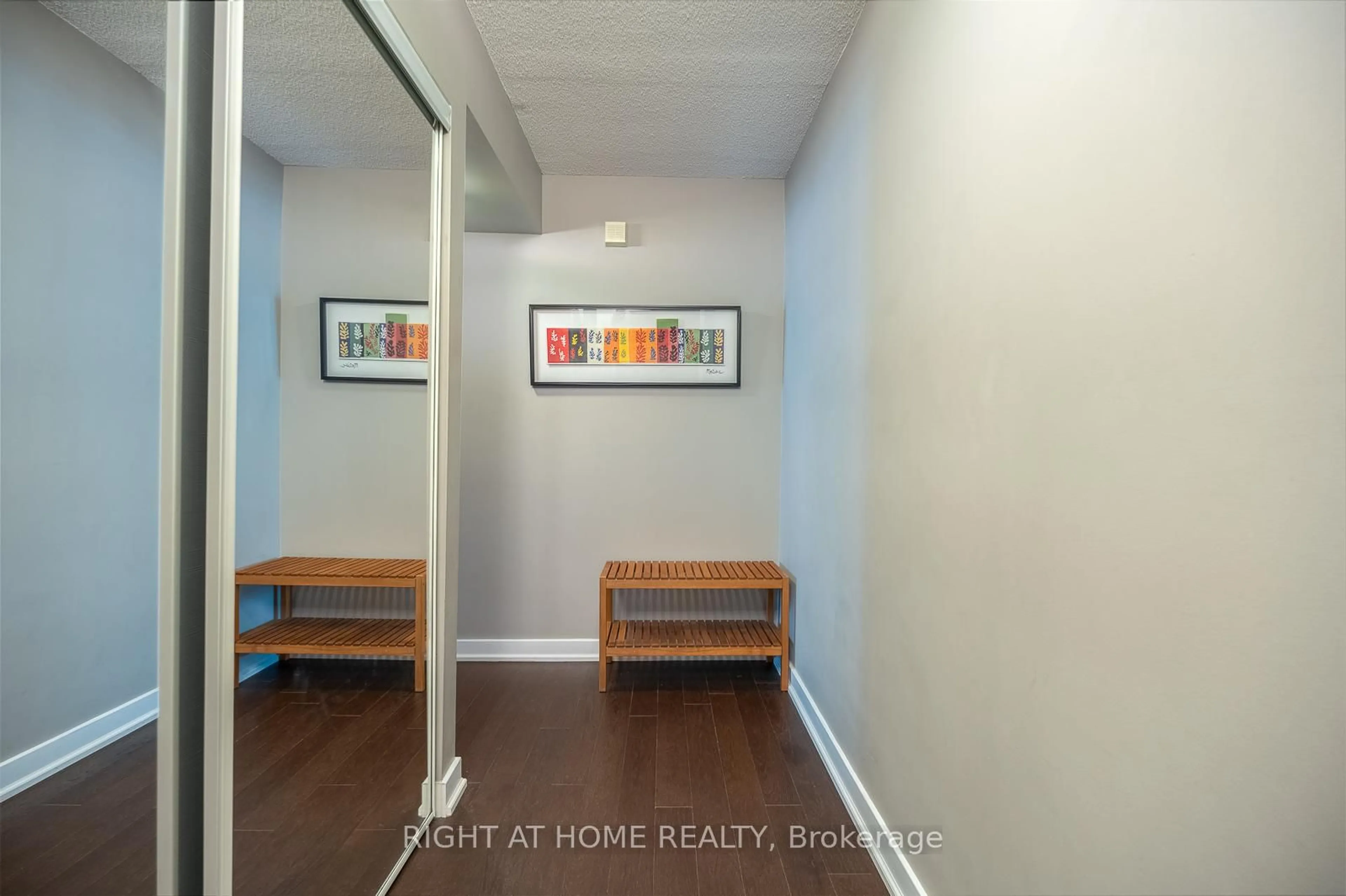 Indoor entryway for 10 Capreol Crt #1508, Toronto Ontario M5V 4B3