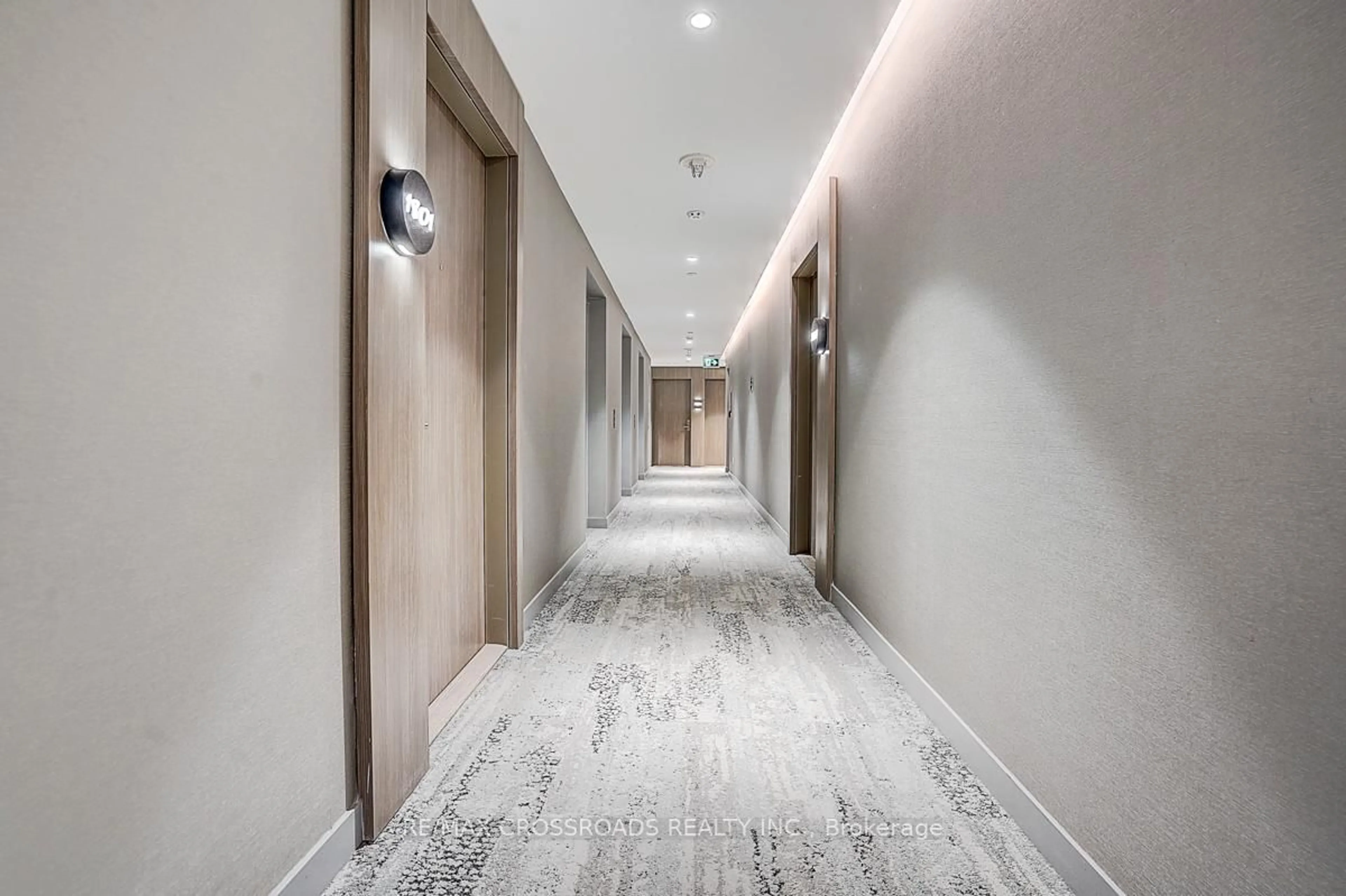 Indoor foyer for 161 Roehampton Ave #1802, Toronto Ontario M4P 0C8