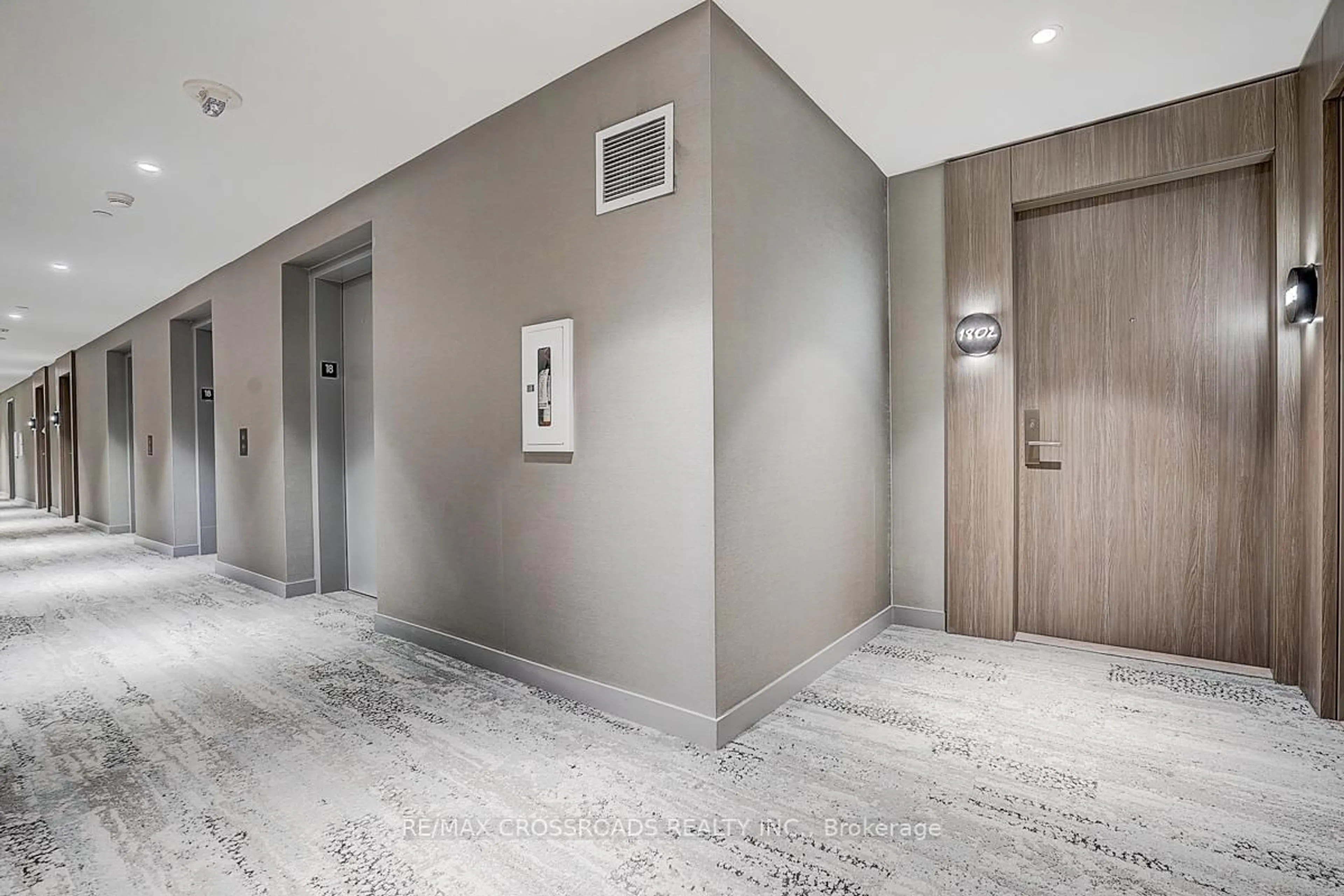 Indoor foyer for 161 Roehampton Ave #1802, Toronto Ontario M4P 0C8