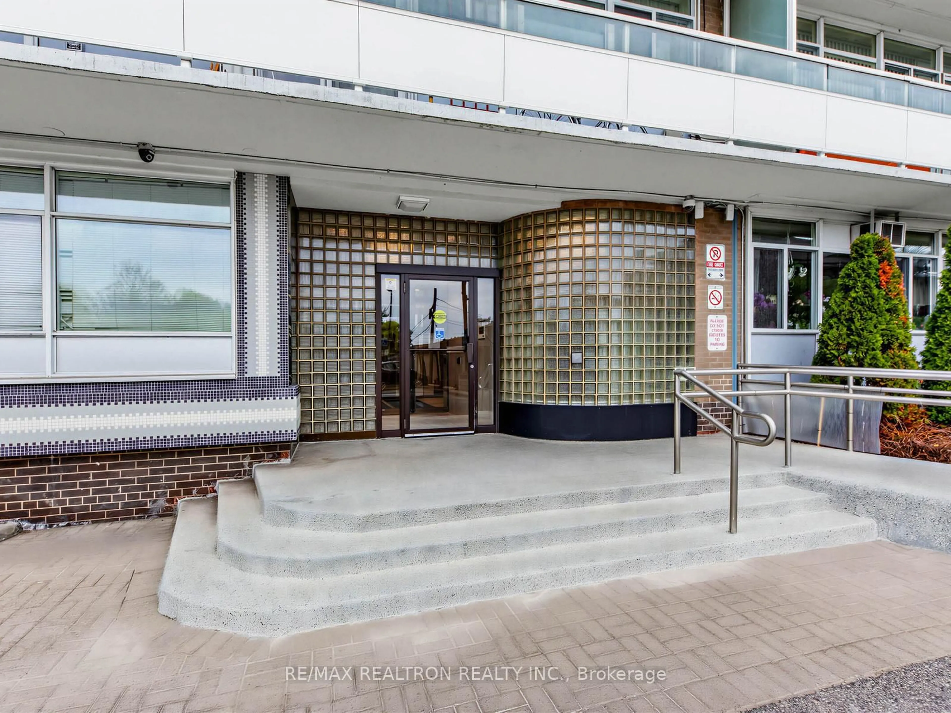 Indoor foyer for 580 Christie St #302, Toronto Ontario M6G 3E3