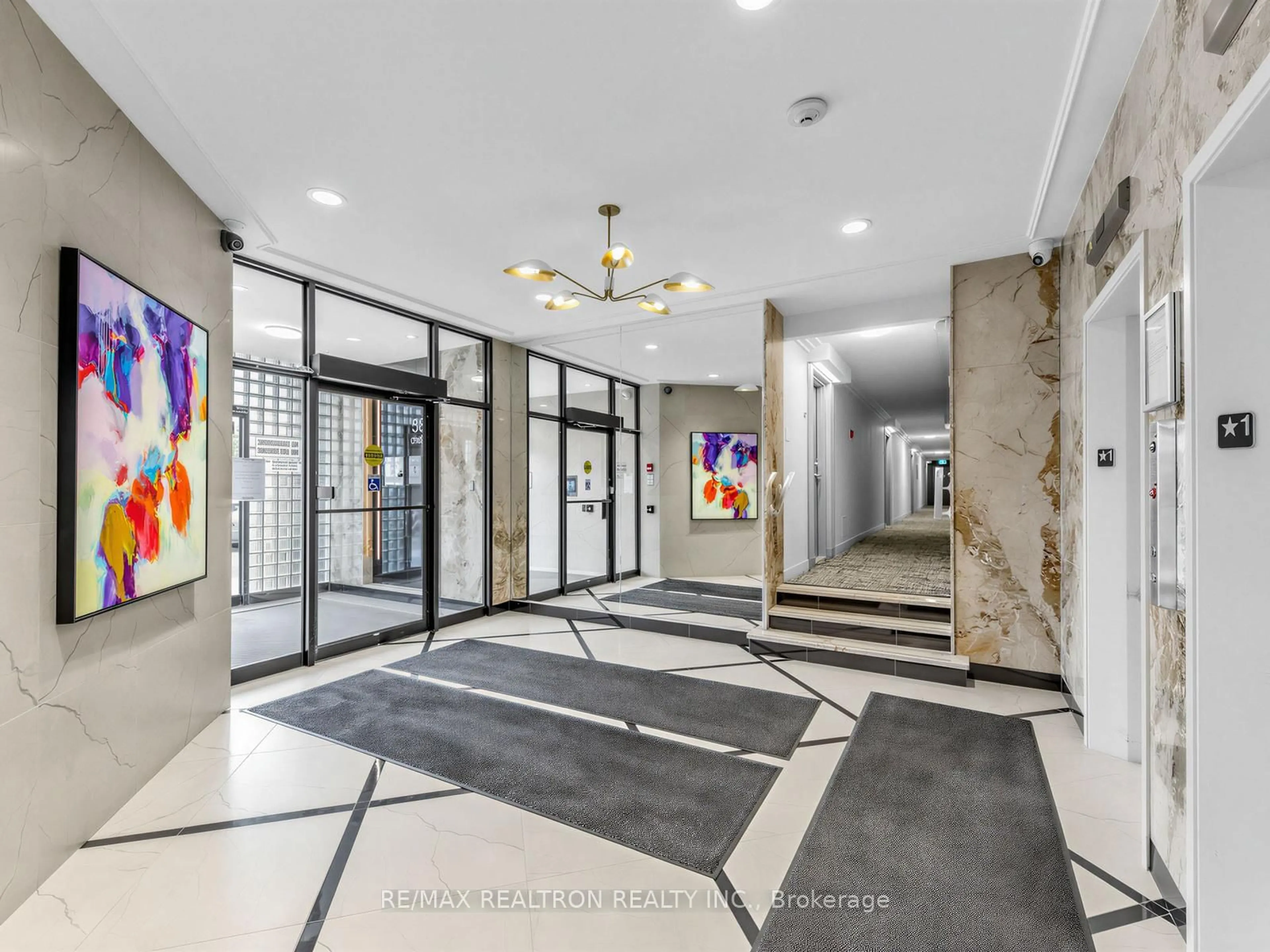 Indoor foyer for 580 Christie St #302, Toronto Ontario M6G 3E3