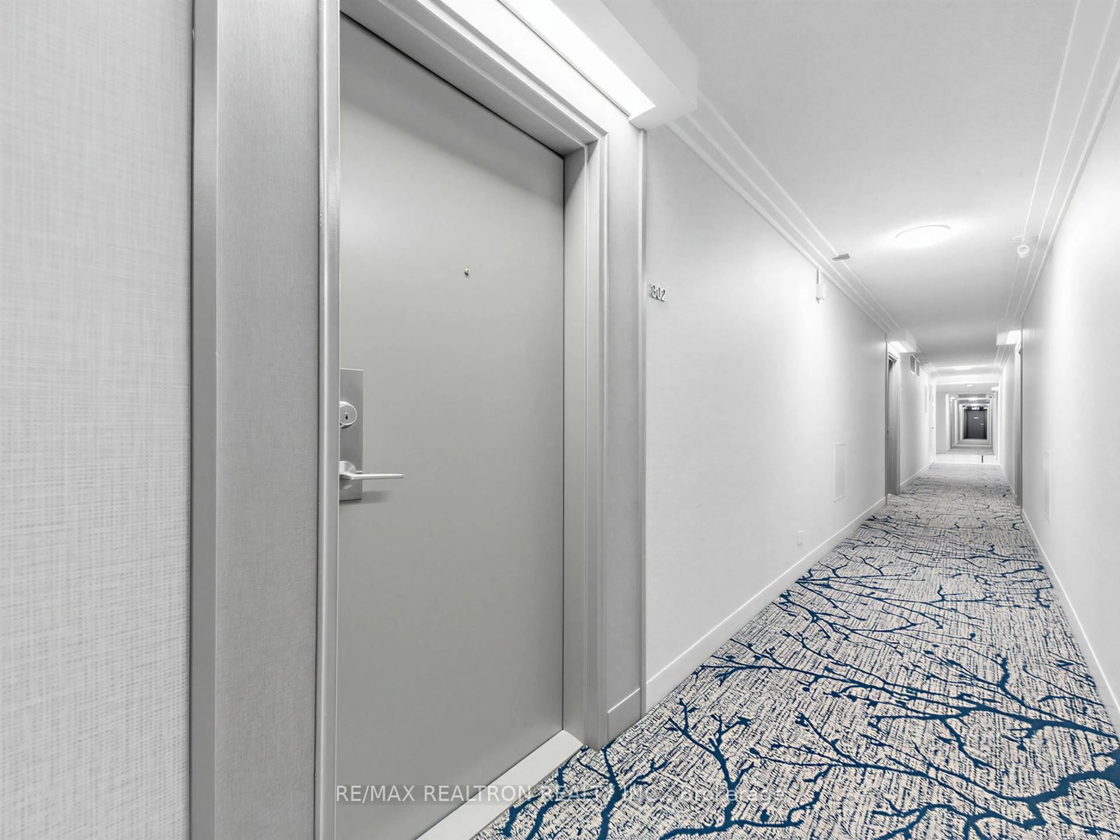 Indoor foyer for 580 Christie St #302, Toronto Ontario M6G 3E3