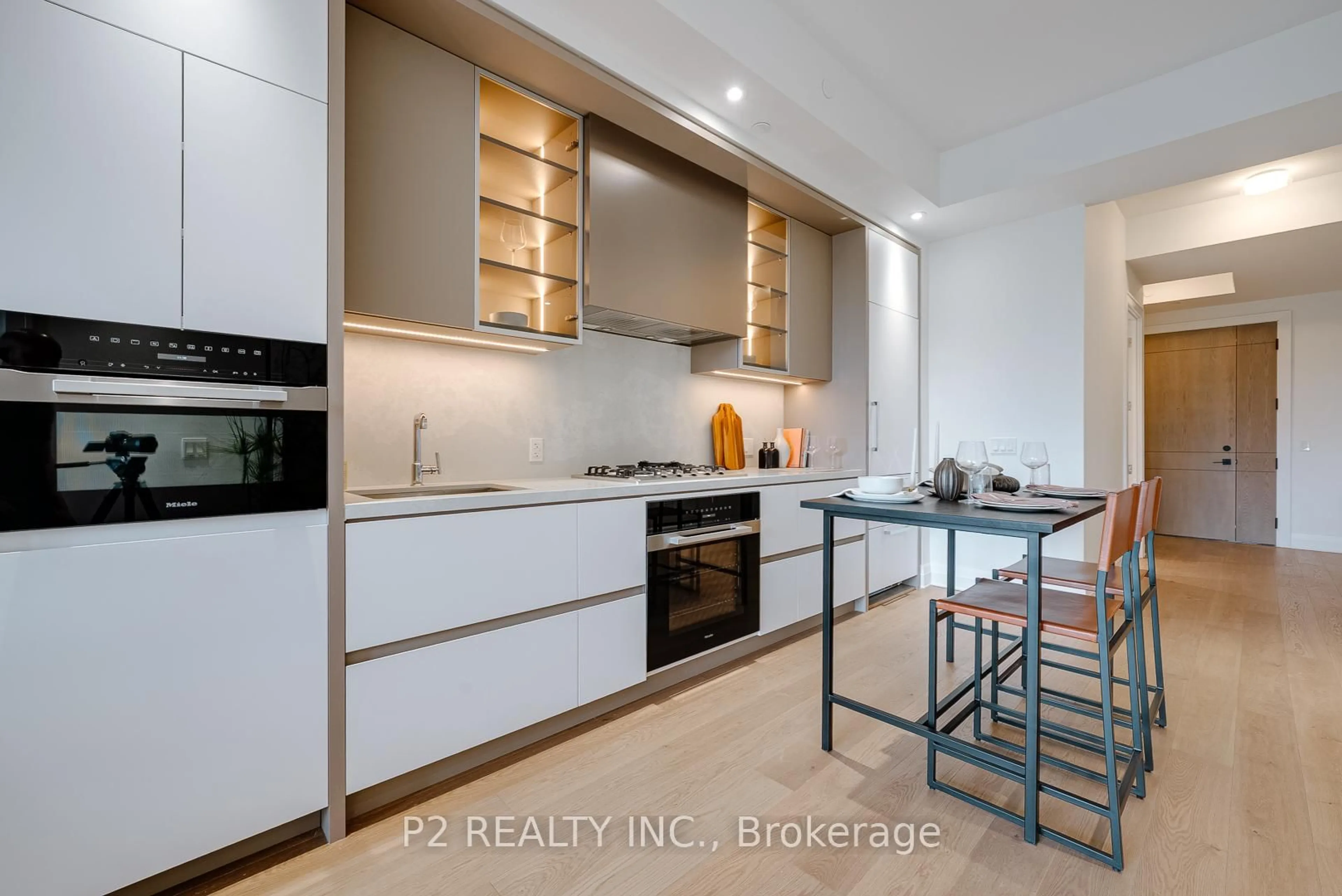 Contemporary kitchen, unknown for 2 Forest Hill Rd #409, Toronto Ontario M4V 2L3