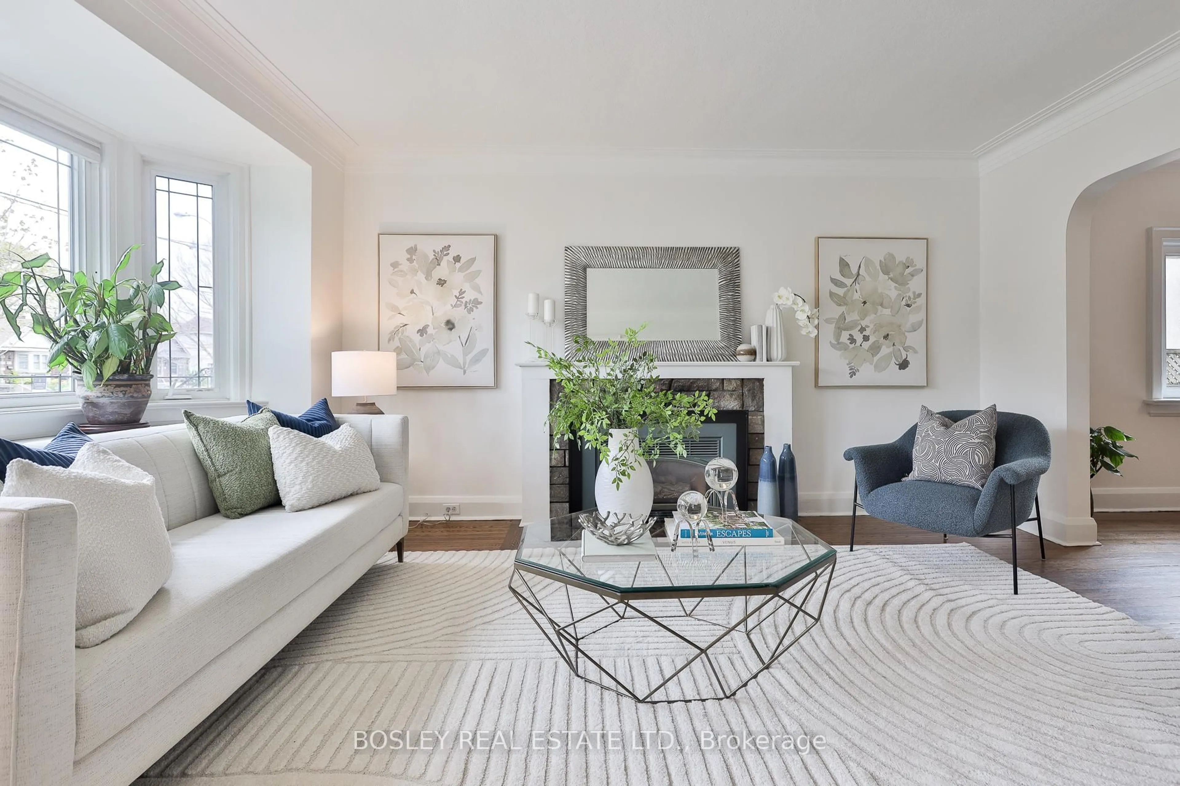 Living room with furniture, unknown for 109 Southvale Dr, Toronto Ontario M4G 1G4