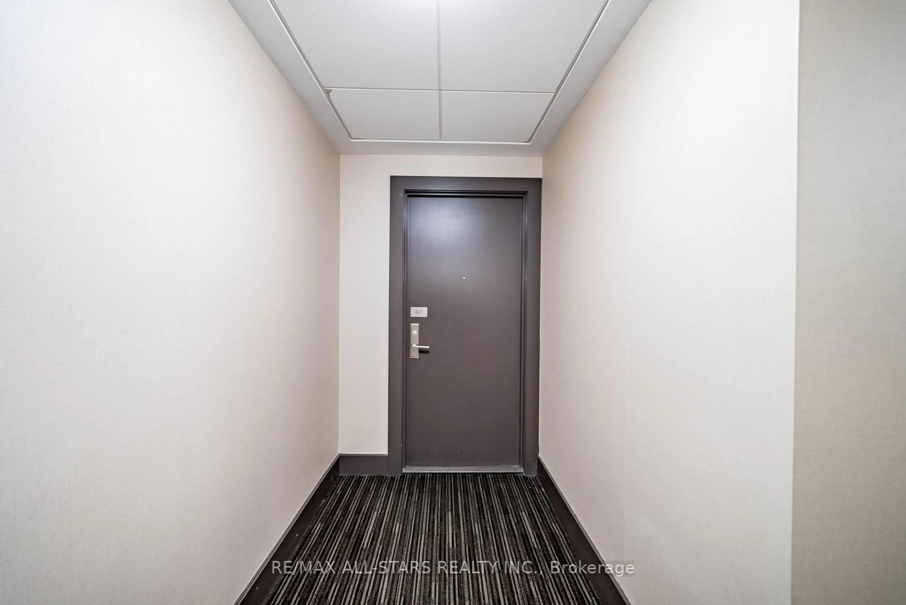 Indoor foyer for 2015 Sheppard Ave #407, Toronto Ontario M2J 0B3