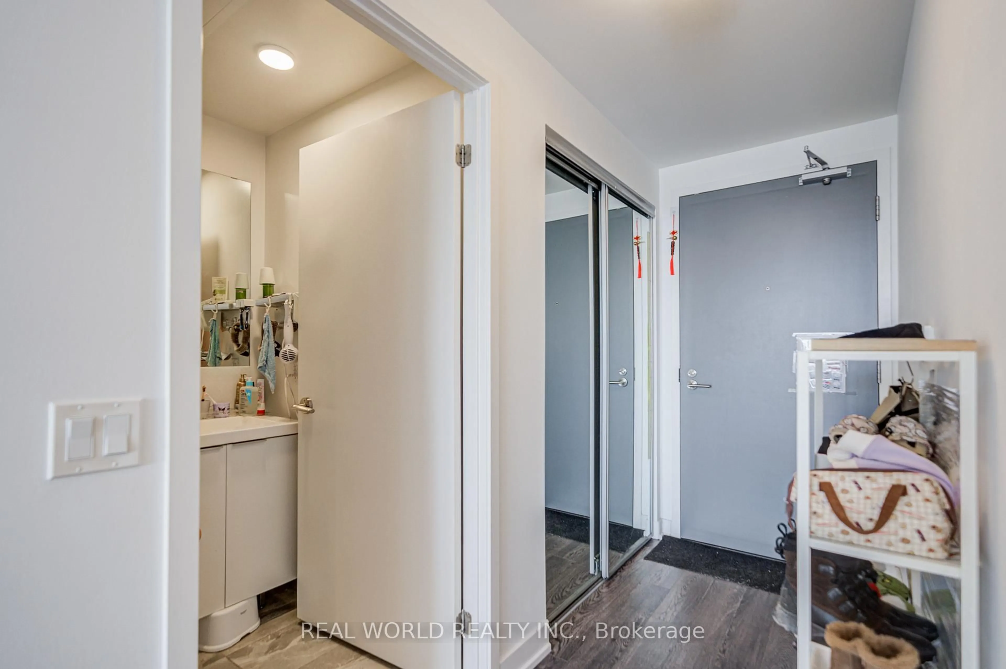Indoor entryway for 20 O'Neill Rd #1221, Toronto Ontario M3C 0R2