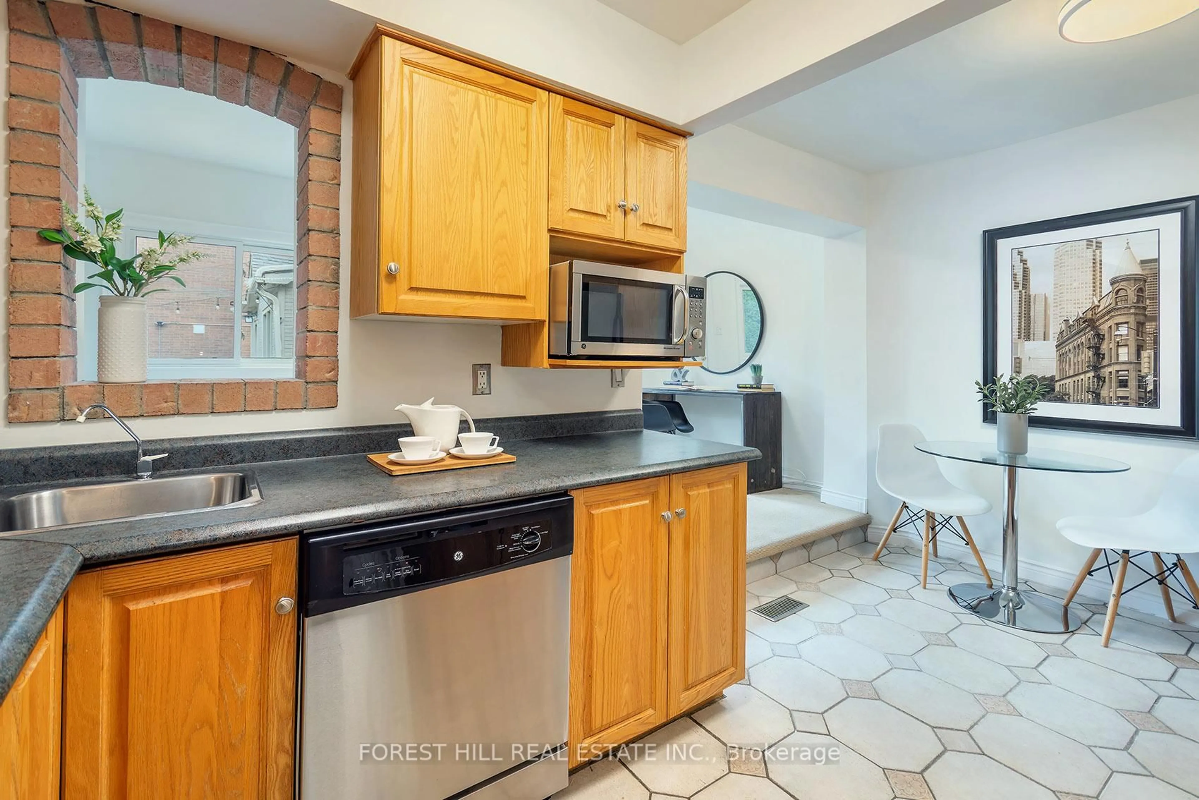 Standard kitchen, ceramic/tile floor for 7 Cleveland St, Toronto Ontario M4S 2V9