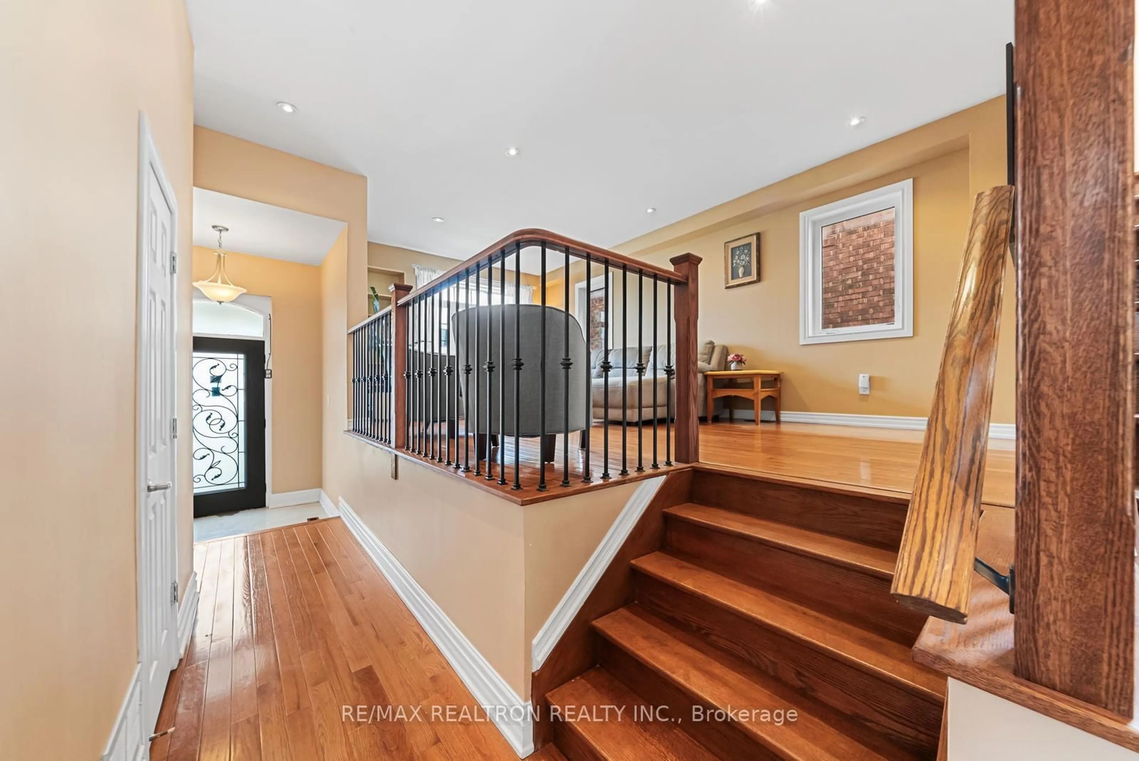 Indoor foyer for 51 Rogers Rd, Toronto Ontario M6E 1N5