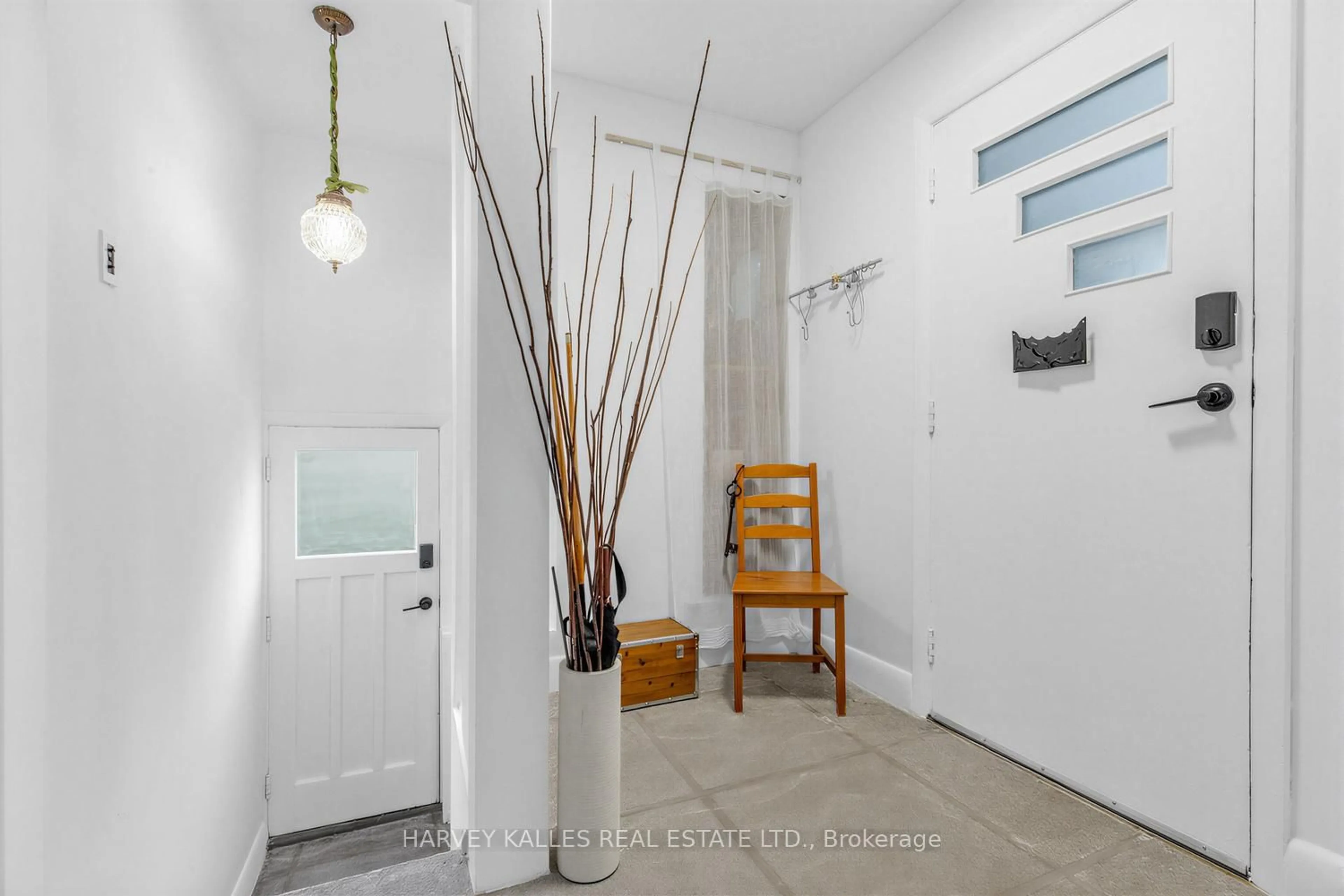 Indoor entryway for 246 Burnett Ave, Toronto Ontario M2N 1V8