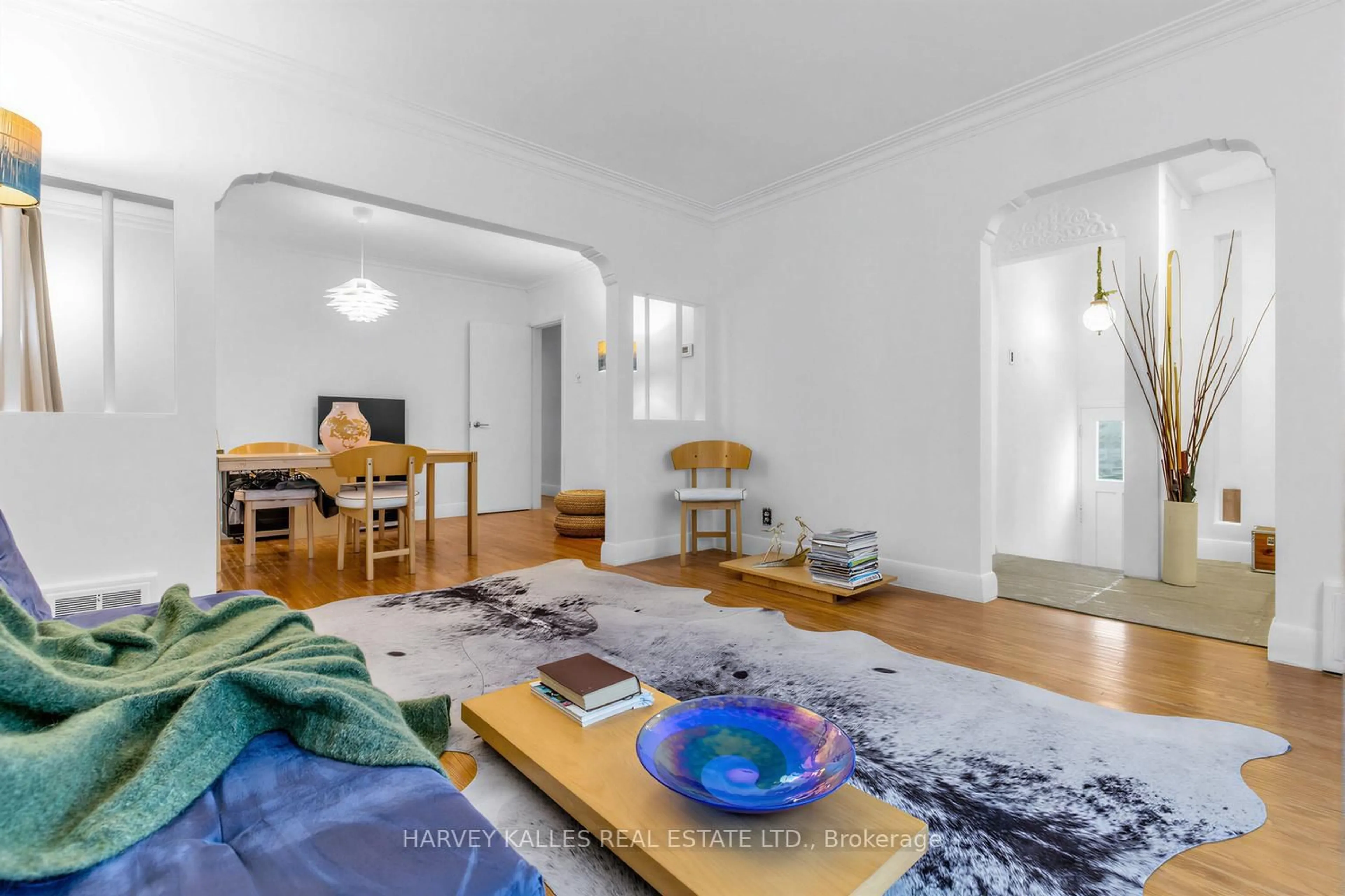 Living room with furniture, unknown for 246 Burnett Ave, Toronto Ontario M2N 1V8
