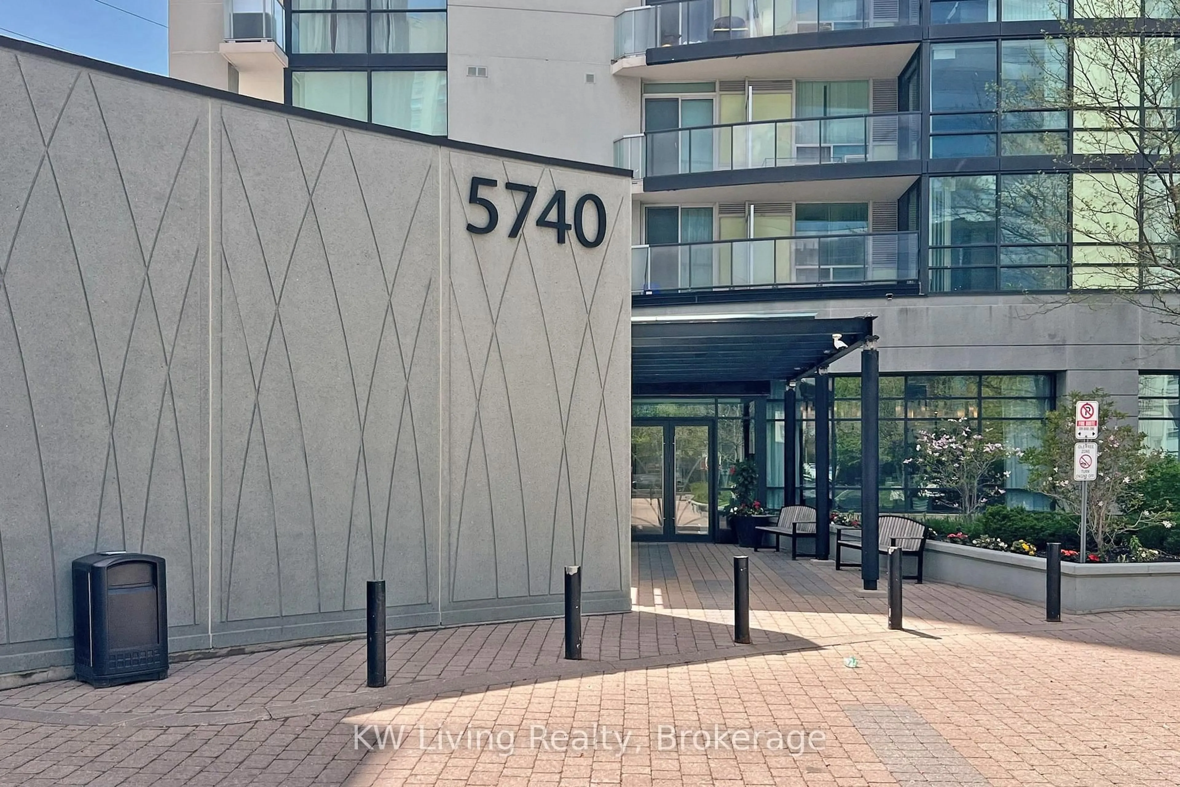 Indoor foyer for 5740 Yonge St #409, Toronto Ontario M2M 0B1