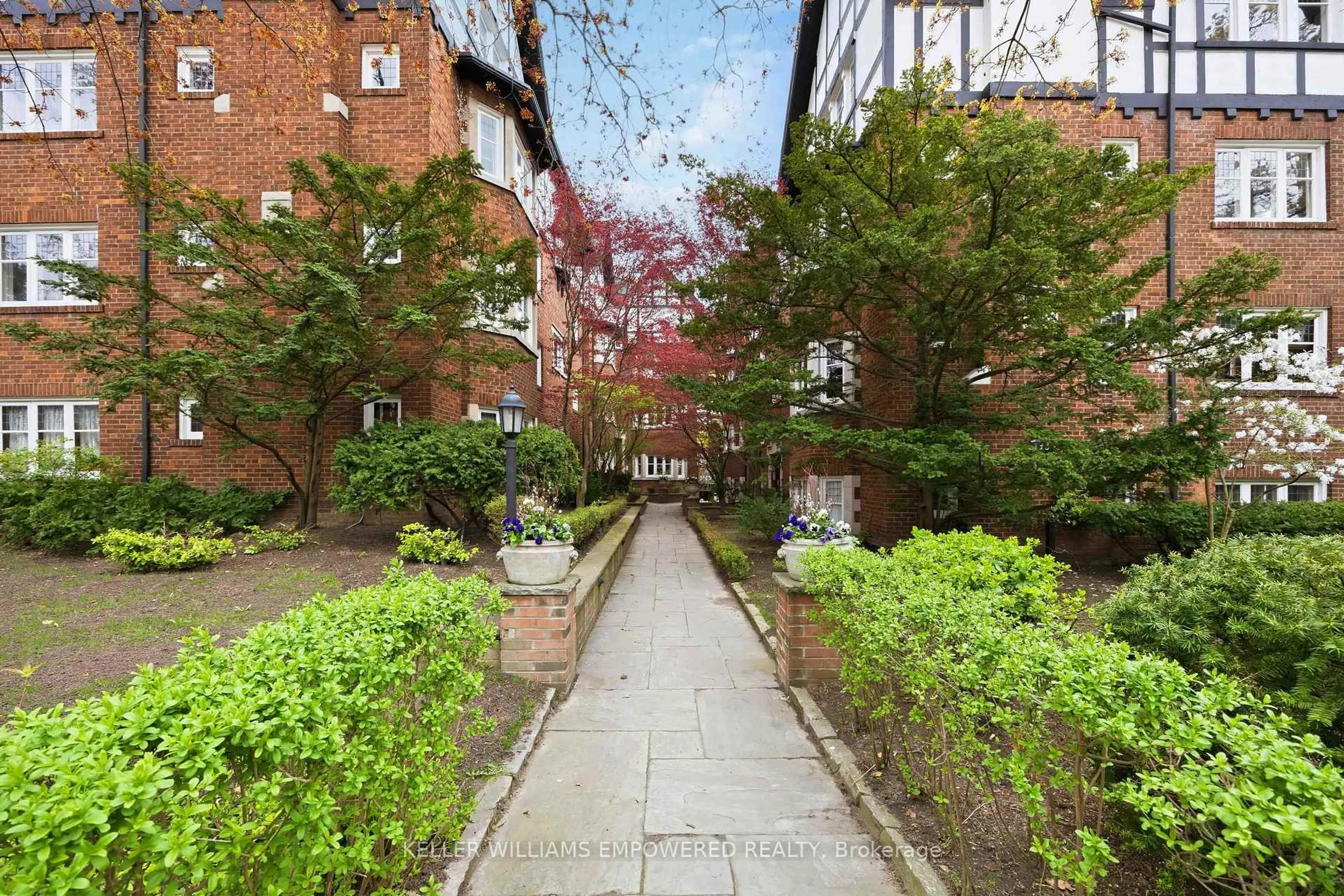 Patio, street for 313 Lonsdale Rd #7, Toronto Ontario M4V 1X3