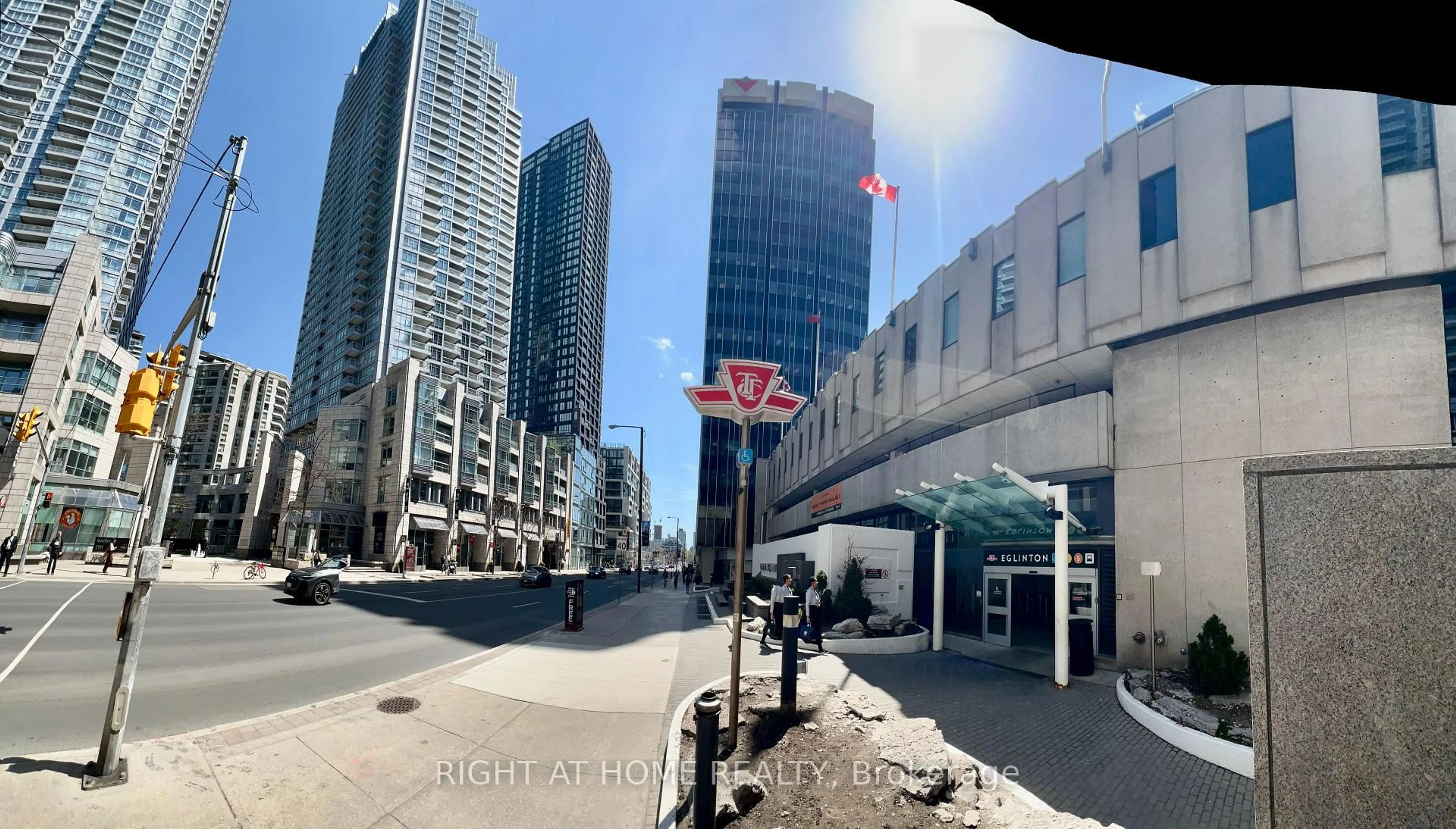 Blurry image for 2181 Yonge St #1011, Toronto Ontario M4S 3H7