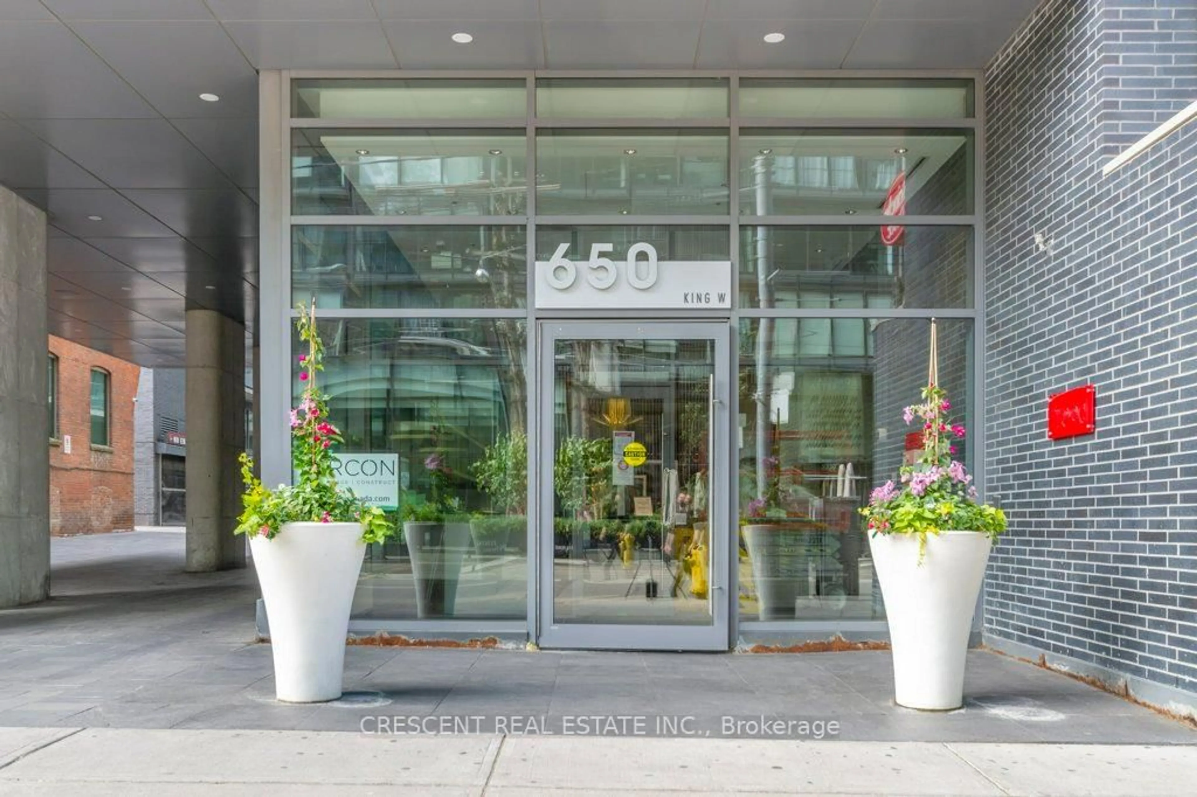 Indoor foyer for 650 King St #402, Toronto Ontario M5V 0H6