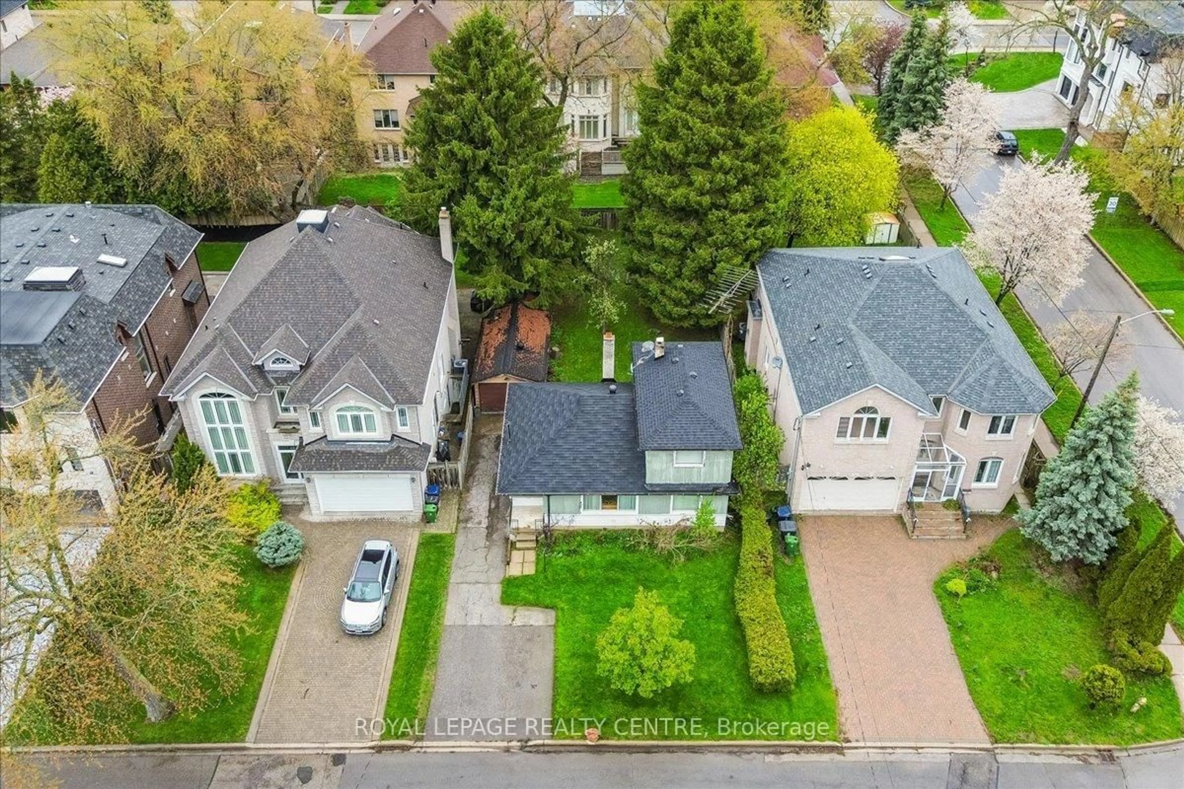 A pic from outside/outdoor area/front of a property/back of a property/a pic from drone, street for 376 Princess Ave, Toronto Ontario M2N 3S8