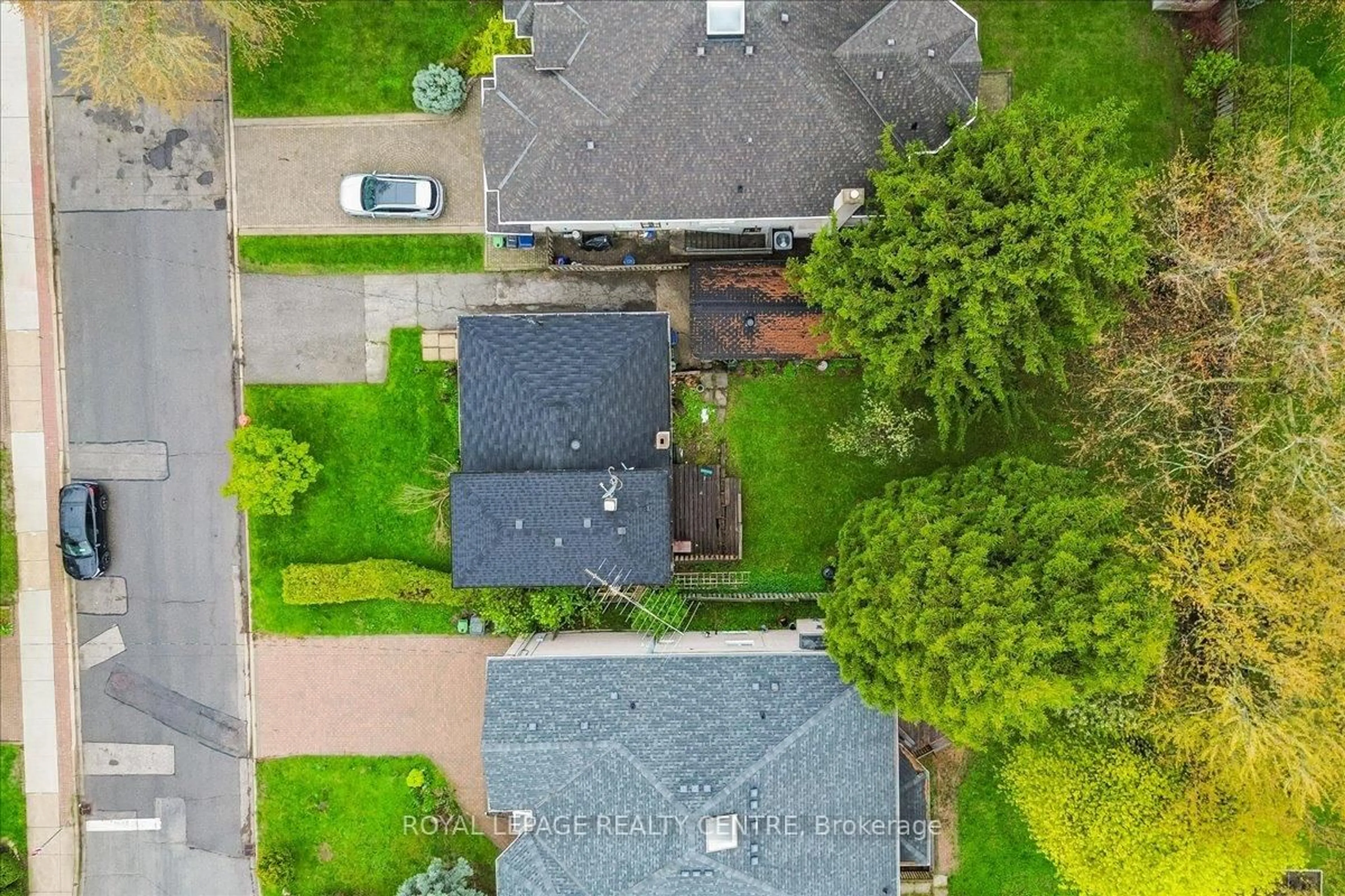 A pic from outside/outdoor area/front of a property/back of a property/a pic from drone, street for 376 Princess Ave, Toronto Ontario M2N 3S8