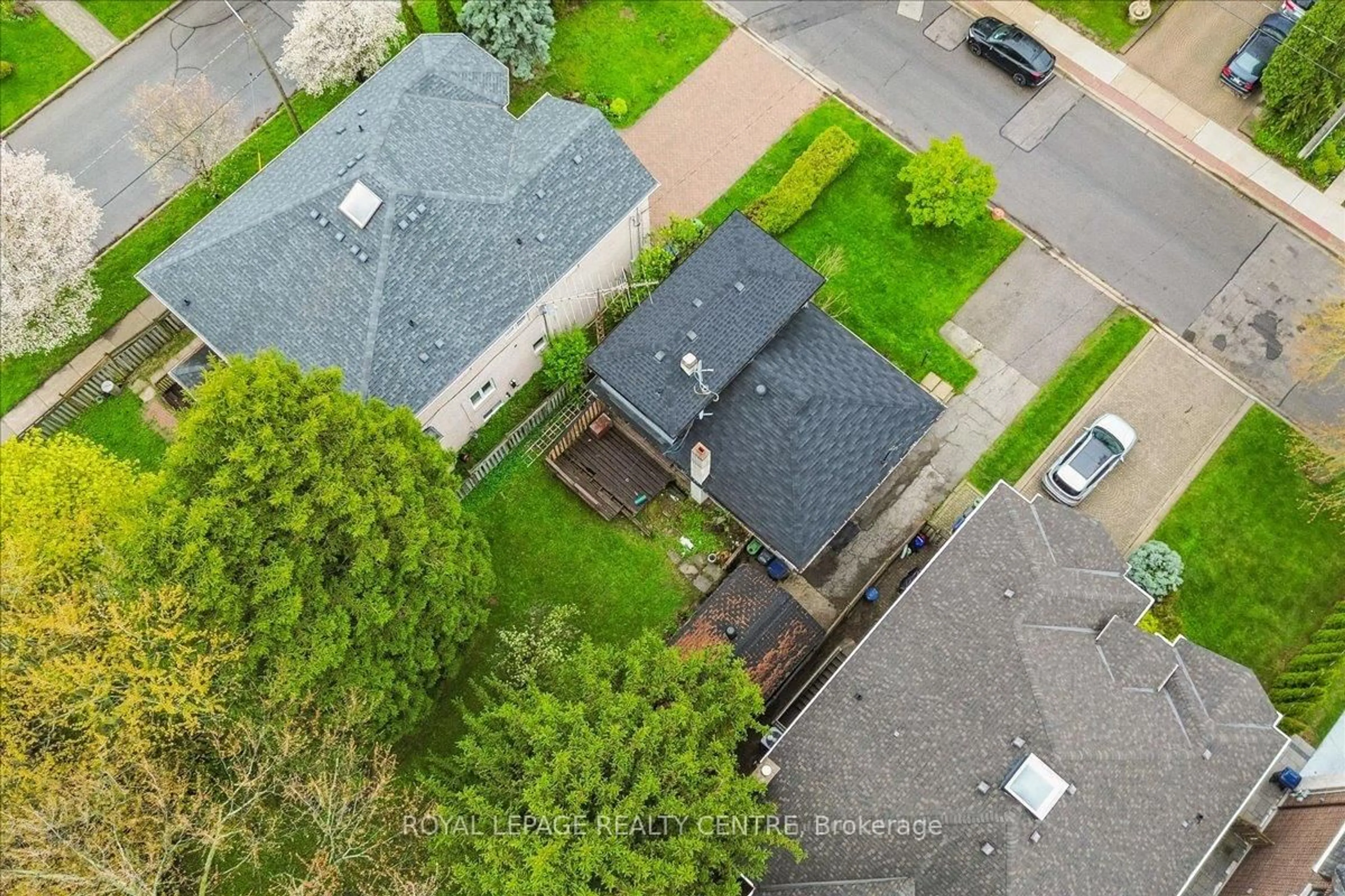 A pic from outside/outdoor area/front of a property/back of a property/a pic from drone, street for 376 Princess Ave, Toronto Ontario M2N 3S8