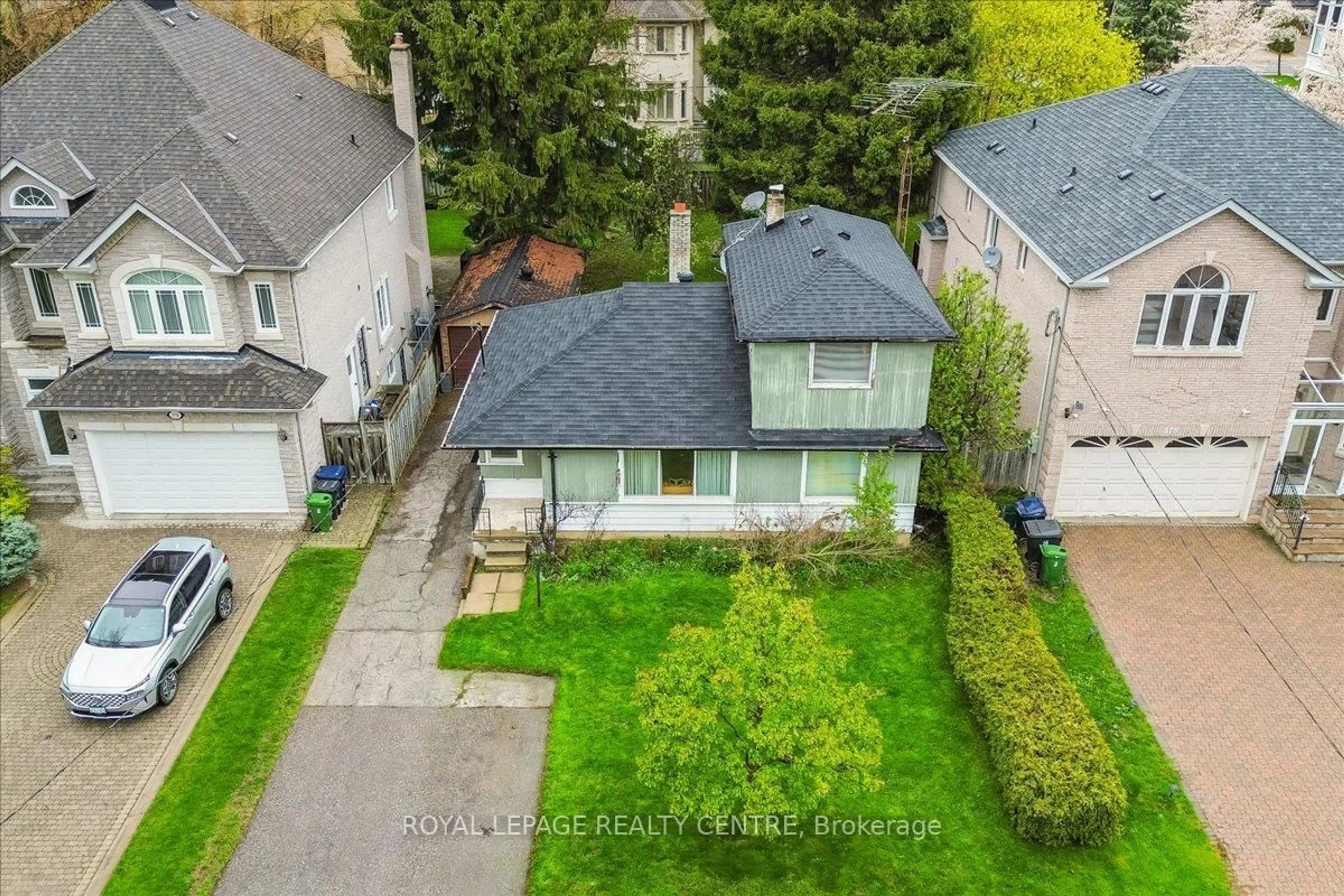 A pic from outside/outdoor area/front of a property/back of a property/a pic from drone, street for 376 Princess Ave, Toronto Ontario M2N 3S8