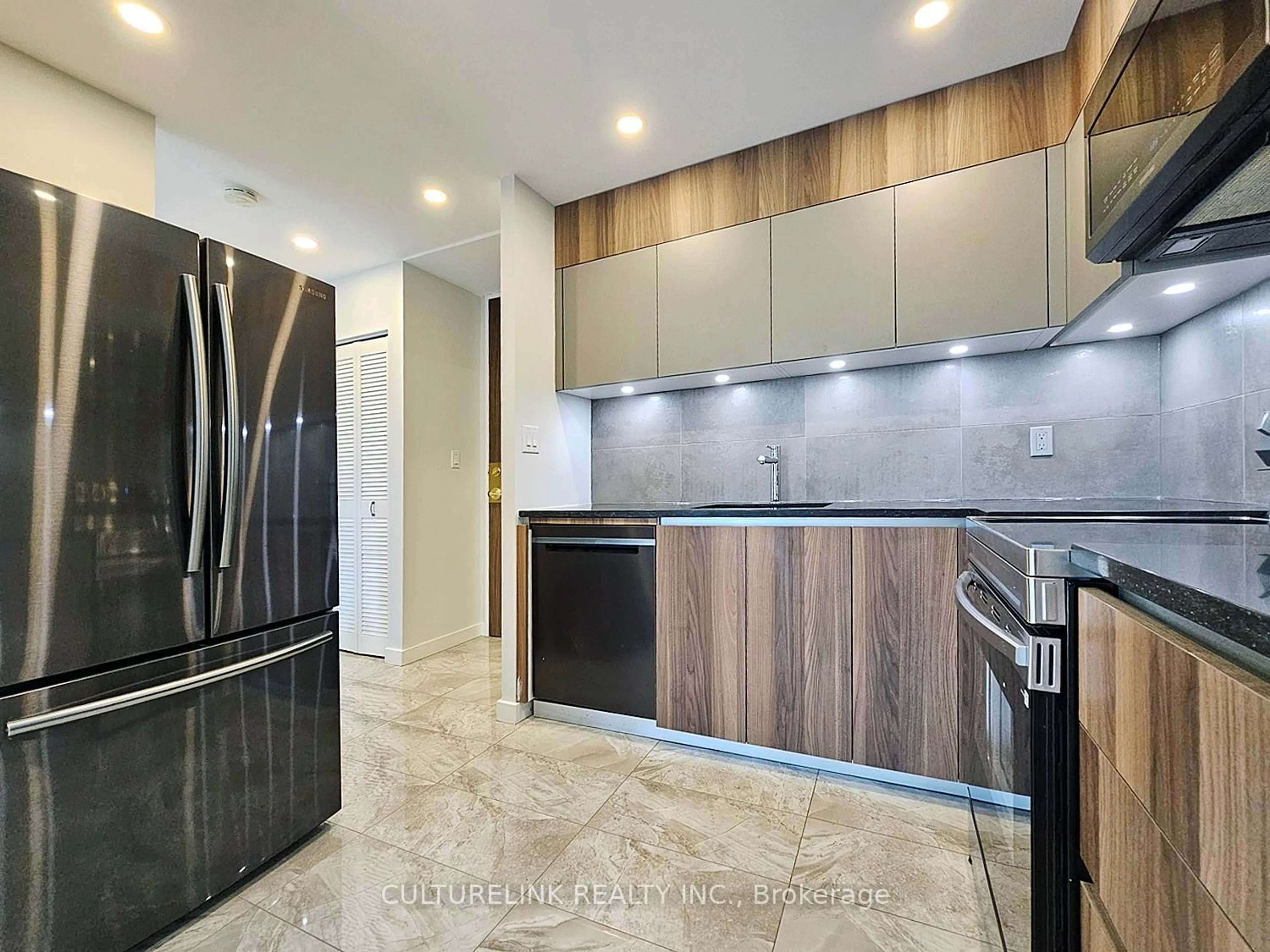 Open concept kitchen, ceramic/tile floor for 33 Harbour Sq #1019, Toronto Ontario M5J 2G2
