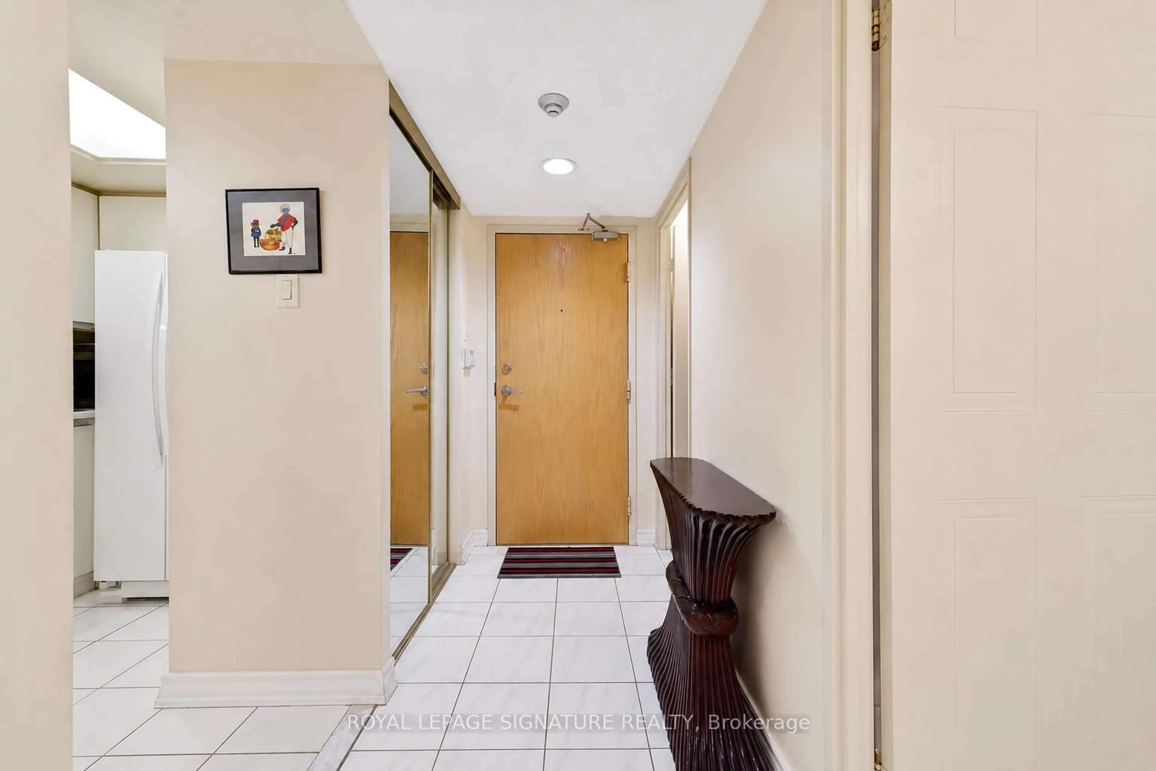 Indoor foyer for 5 Kenneth Ave #205, Toronto Ontario M2N 6M7