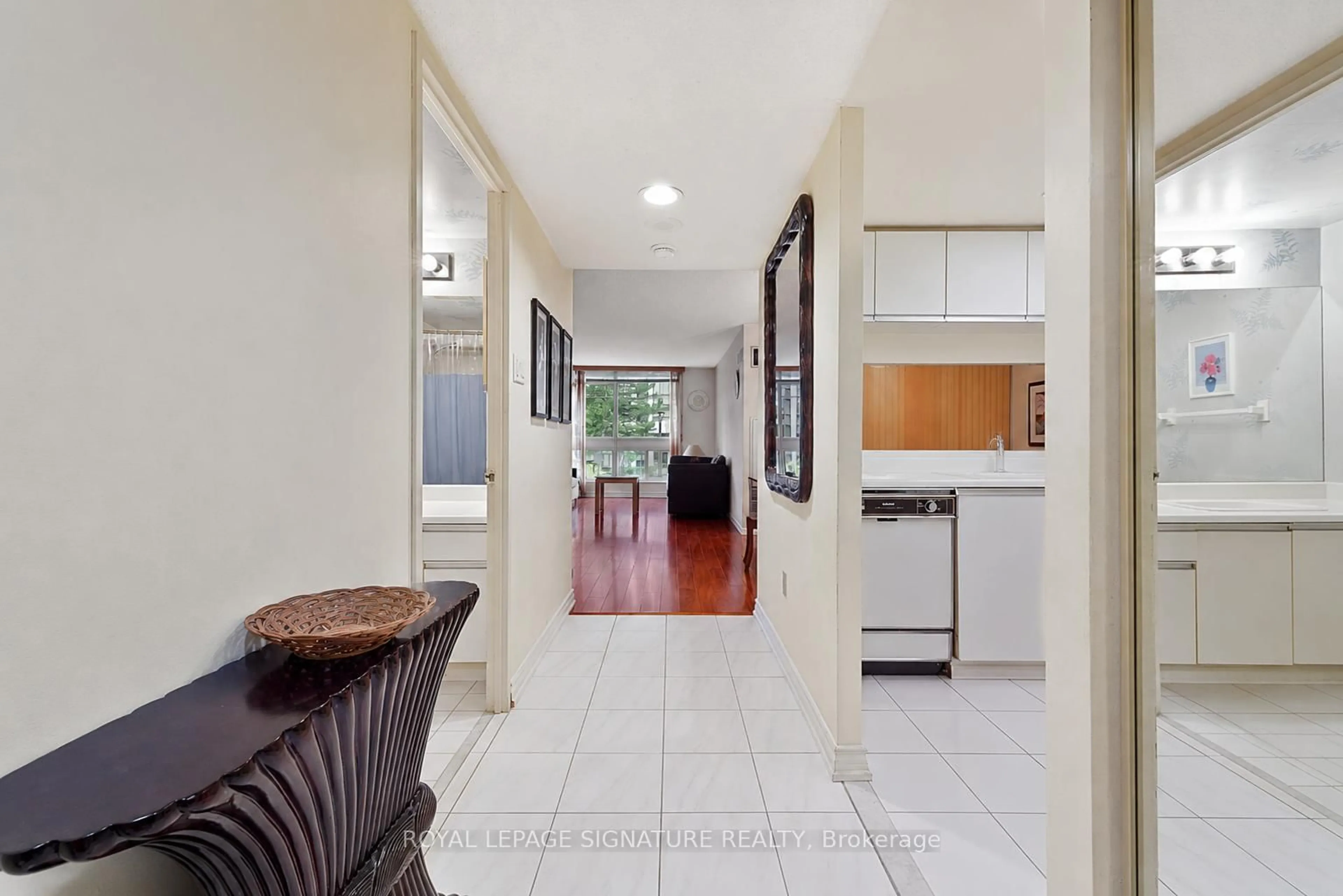 Indoor entryway for 5 Kenneth Ave #205, Toronto Ontario M2N 6M7