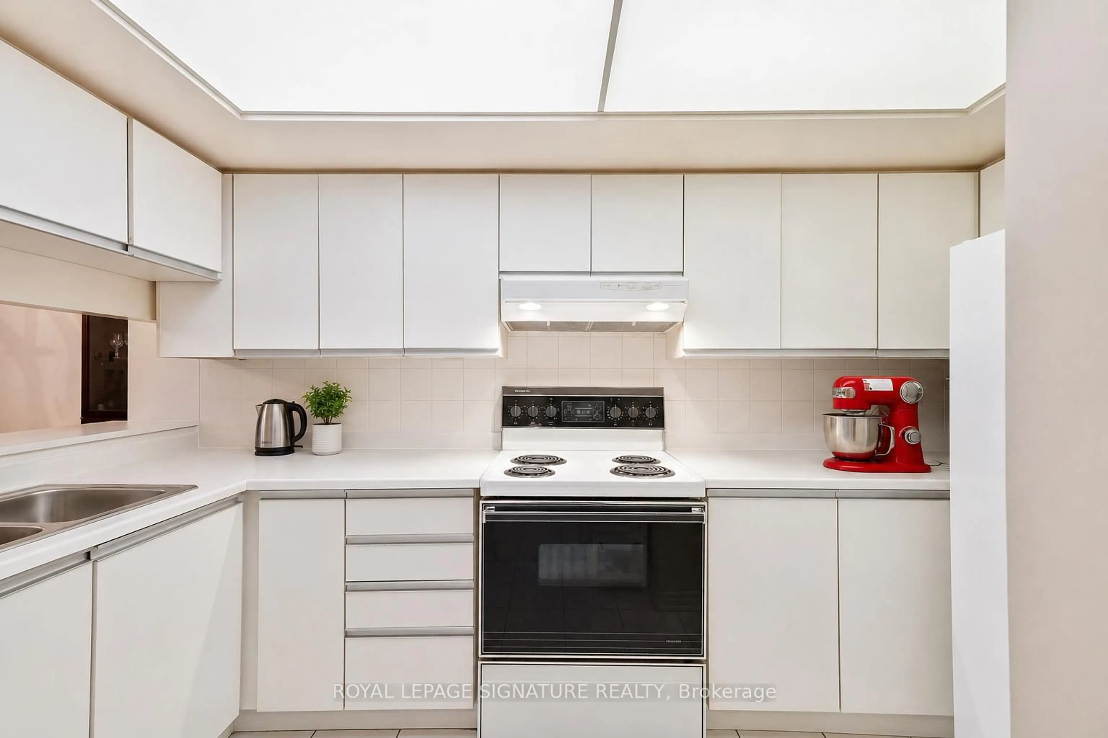 Standard kitchen, ceramic/tile floor for 5 Kenneth Ave #205, Toronto Ontario M2N 6M7