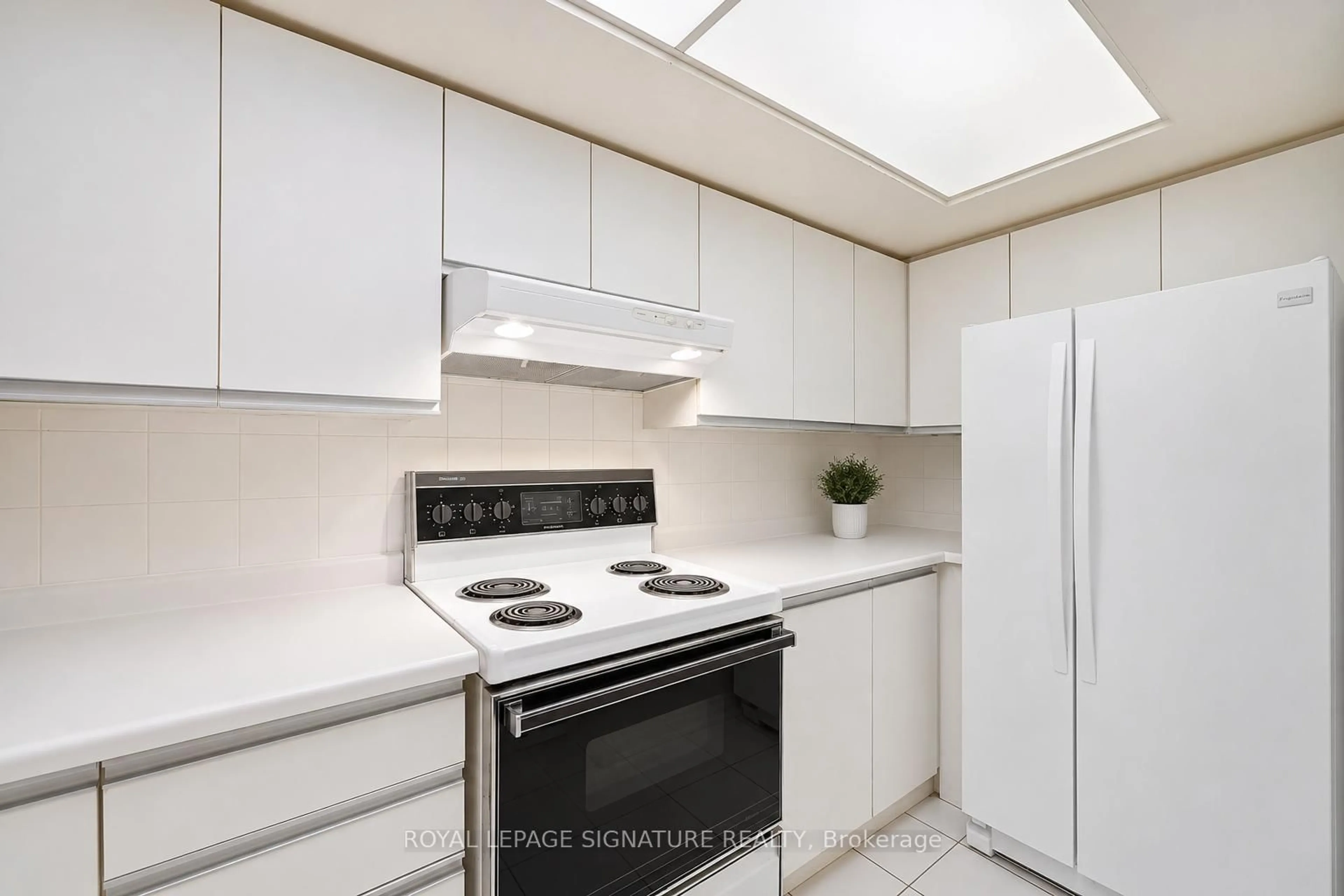 Standard kitchen, ceramic/tile floor for 5 Kenneth Ave #205, Toronto Ontario M2N 6M7