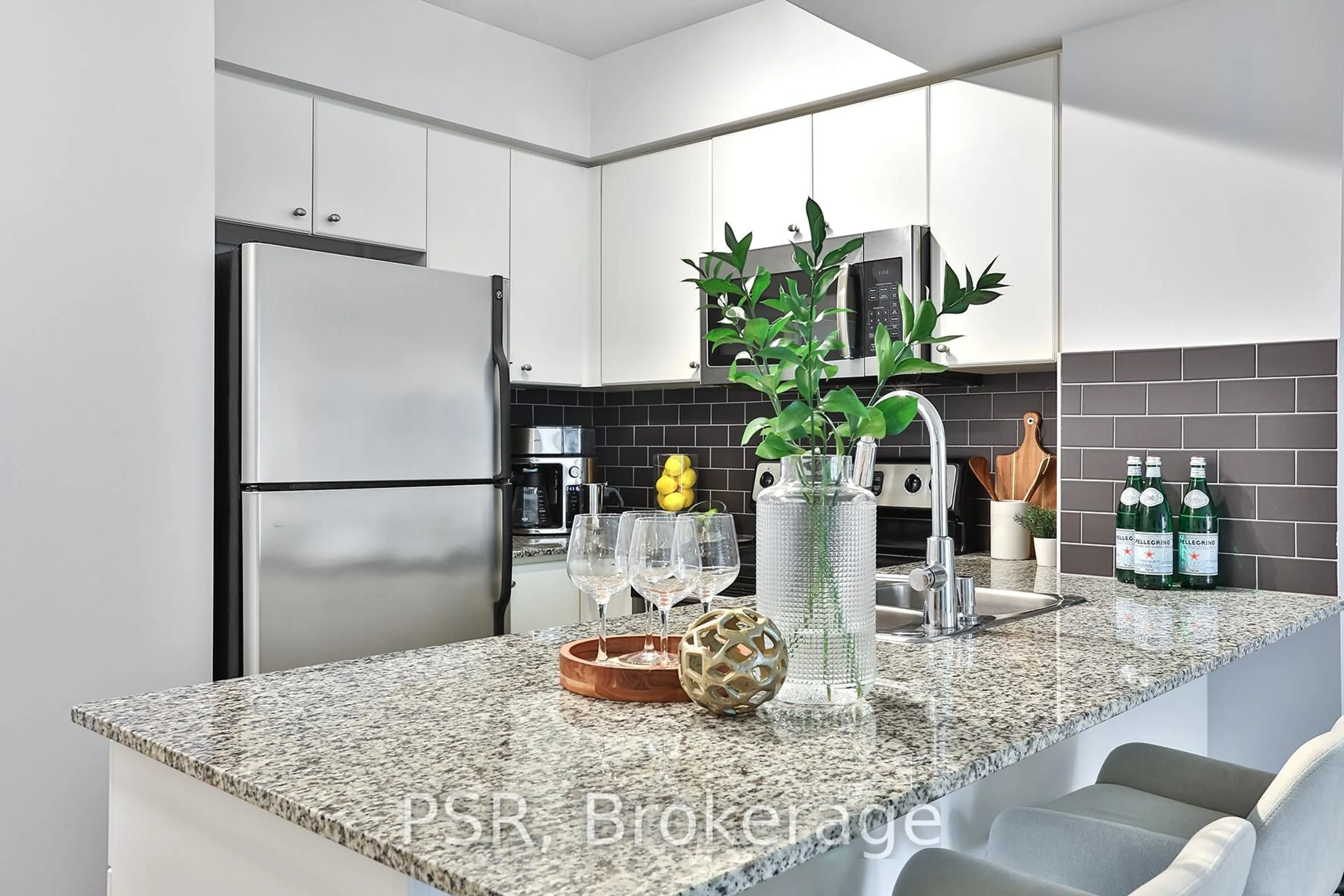Open concept kitchen, ceramic/tile floor for 8 Scollard St #1011, Toronto Ontario M5R 1M2