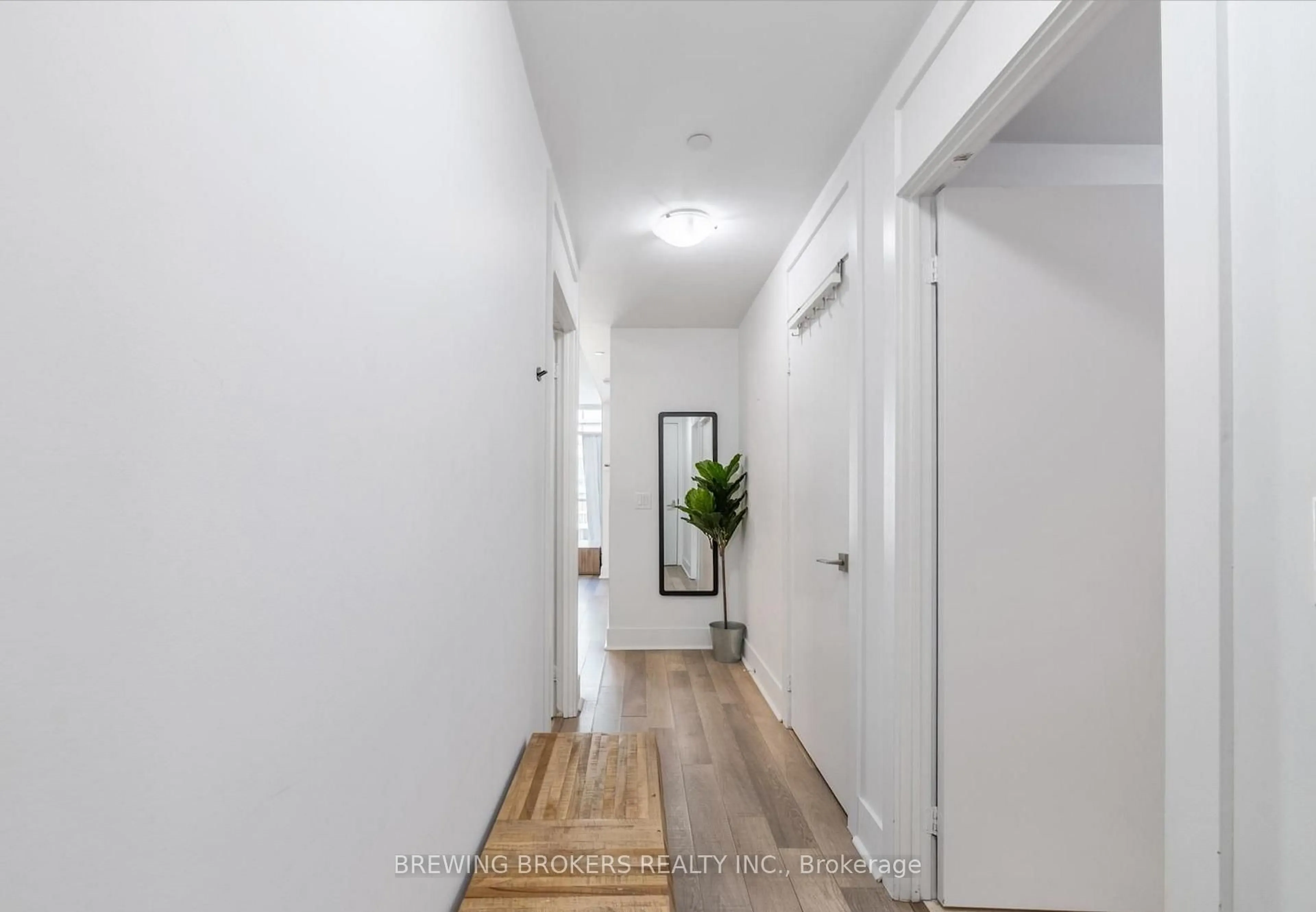 Indoor entryway for 32 Davenport Rd #706, Toronto Ontario M5R 0B5