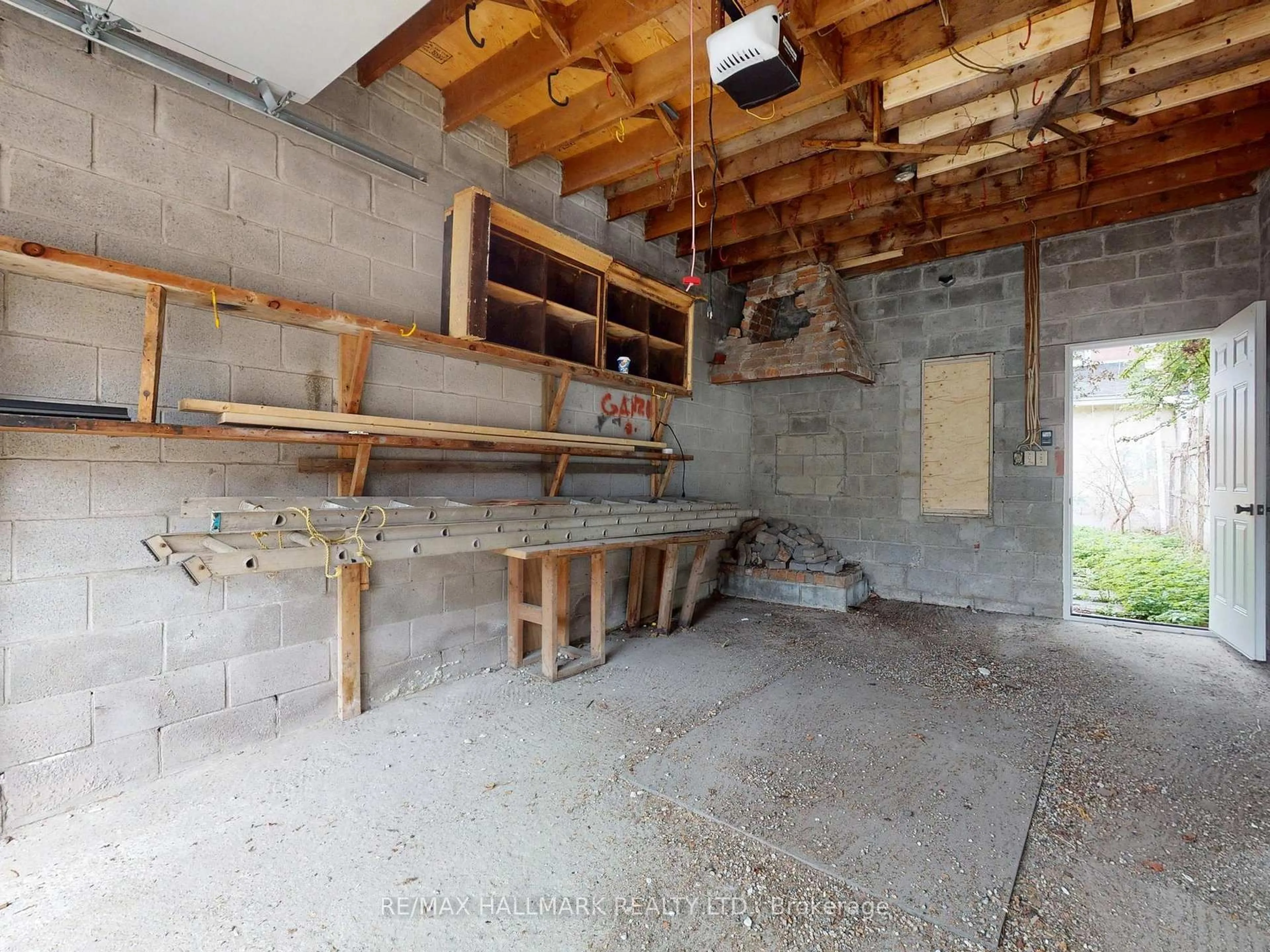 A pic of a room for 266 1/2 Euclid Ave, Toronto Ontario M6J 2K2