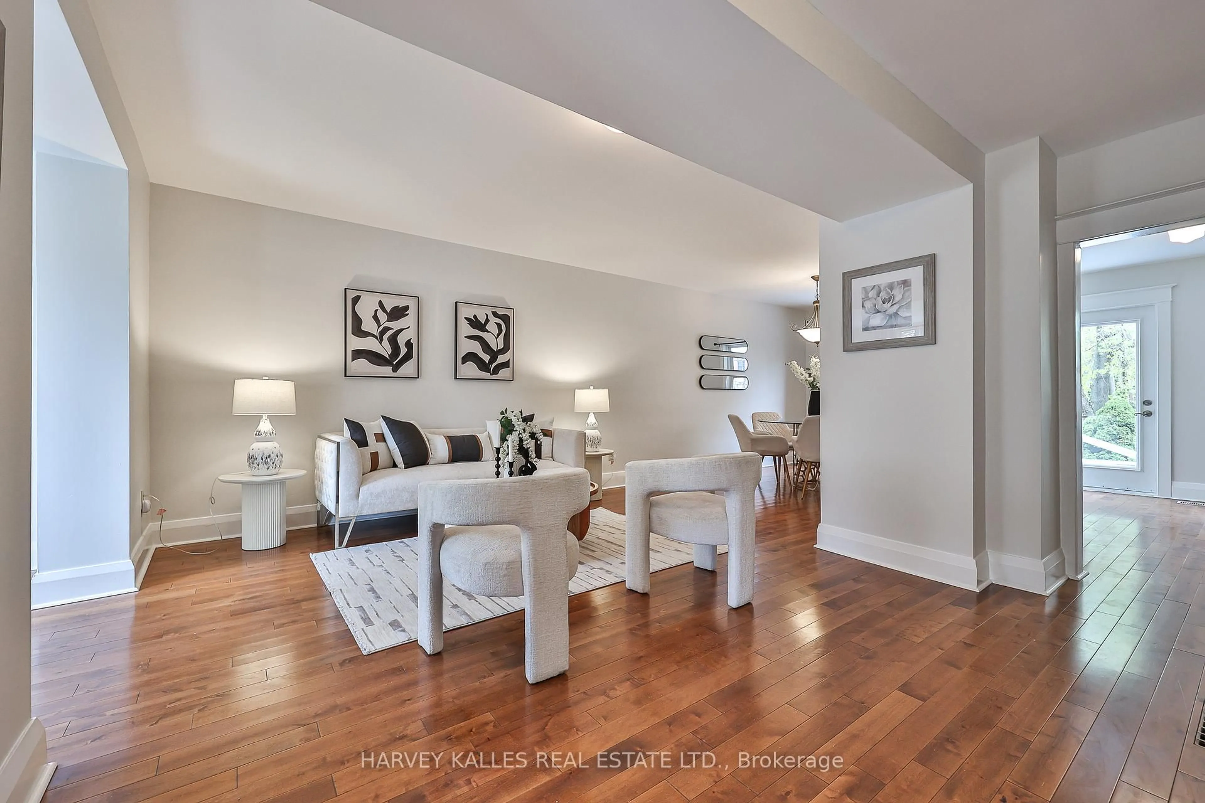 Living room with furniture, unknown for 524 BALLIOL St, Toronto Ontario M4S 1E3