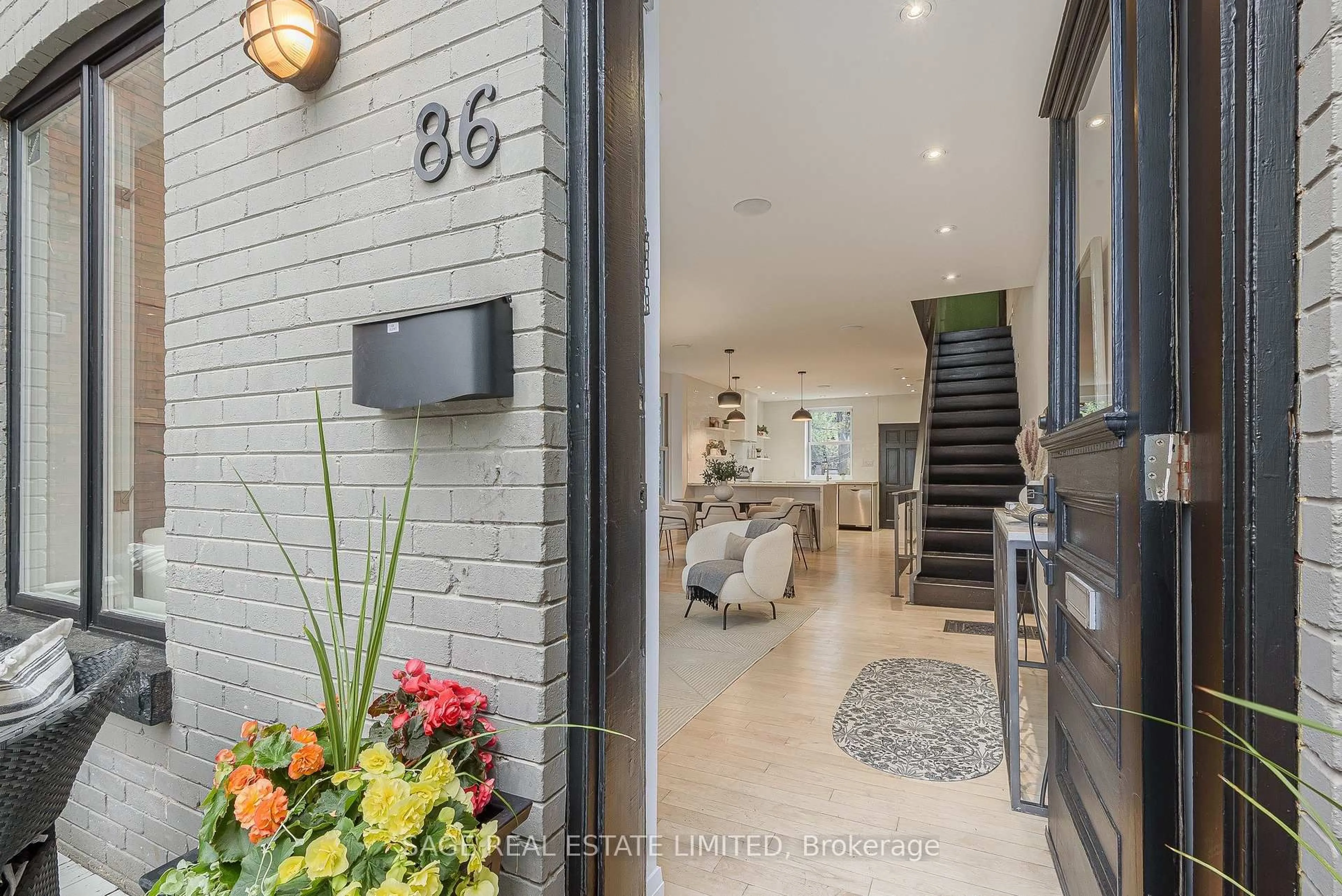 Indoor foyer for 86 Dupont St, Toronto Ontario M5R 1V2